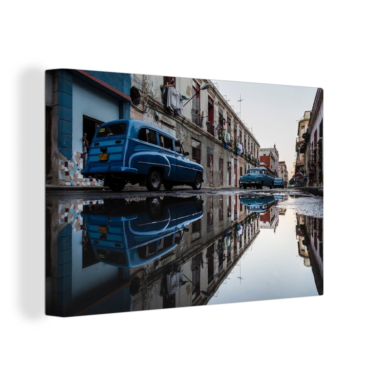OneMillionCanvasses® Leinwandbild Oldtimer, die sich in Pfützen auf einer Straße in Kuba spiegeln, (1 St), Wandbild Leinwandbilder, Aufhängefertig, Wanddeko, 30x20 cm