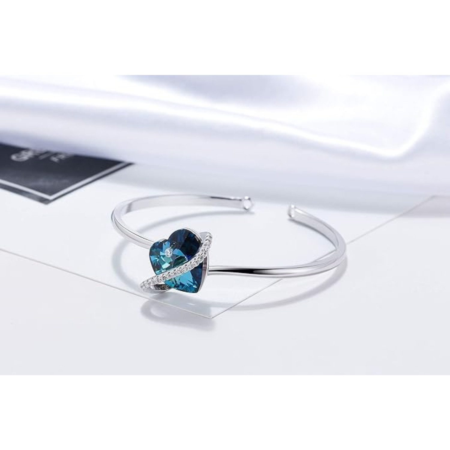 Lisandra Scott Armreif verstellbar mit funkelnden Herz Stein Kristallen - Armband für Damen, Funkelnder Herz-Armreif – verstellbar, edel & ideal als Geschenk