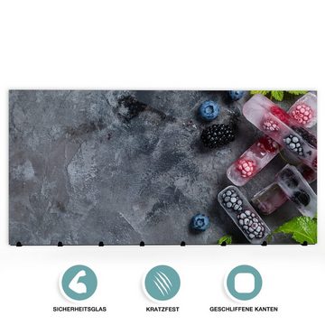 Primedeco Garderobenpaneel Magnetwand und Memoboard aus Glas Gefrorene Beereneiswürfel