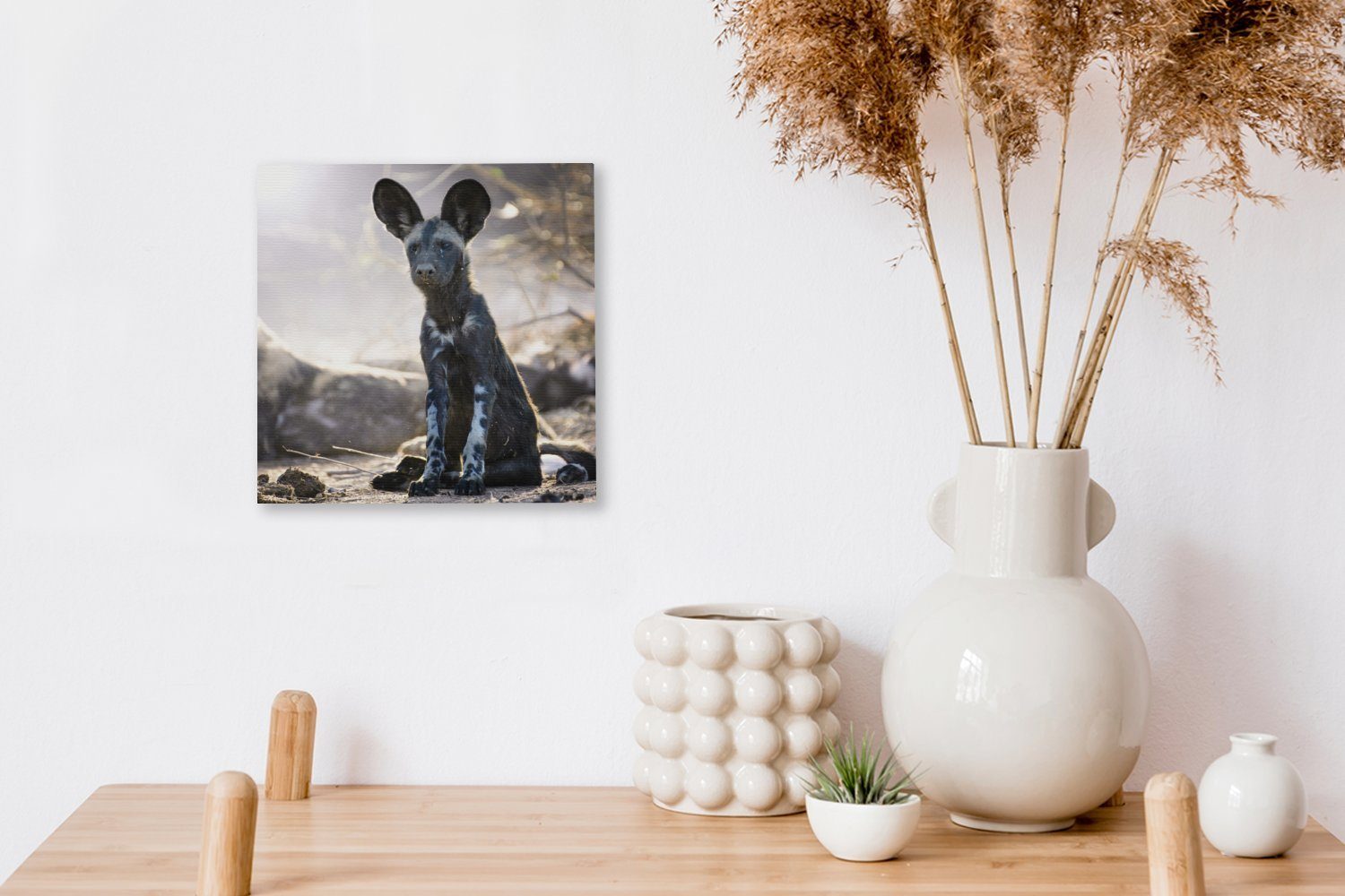 OneMillionCanvasses® Leinwandbild Sitzender Bilder Afrikanischer (1 Leinwand Schlafzimmer Wildhund, St), für Wohnzimmer