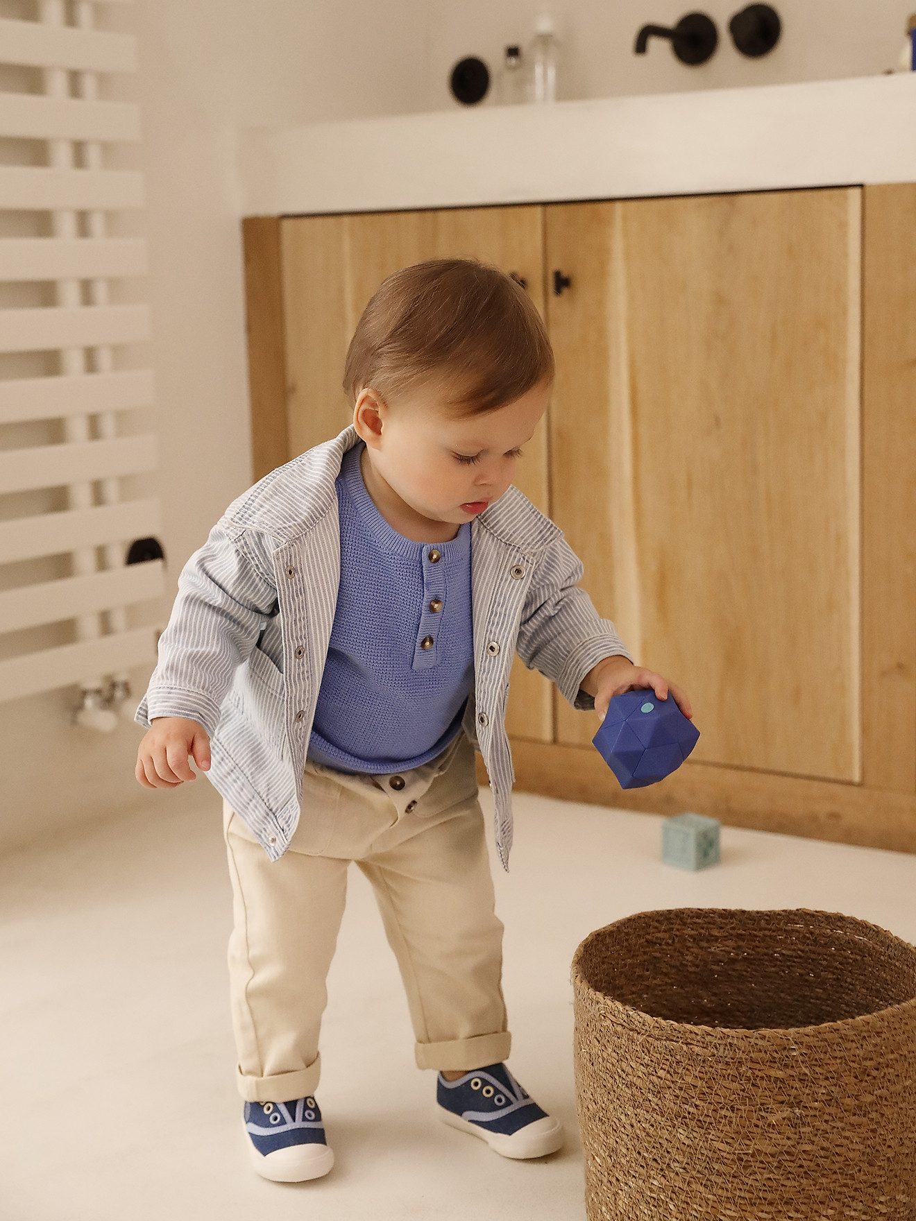 vertbaudet Stoffhose Baby Hose mit Dehnbund und Zierknöpfen Dehnbund