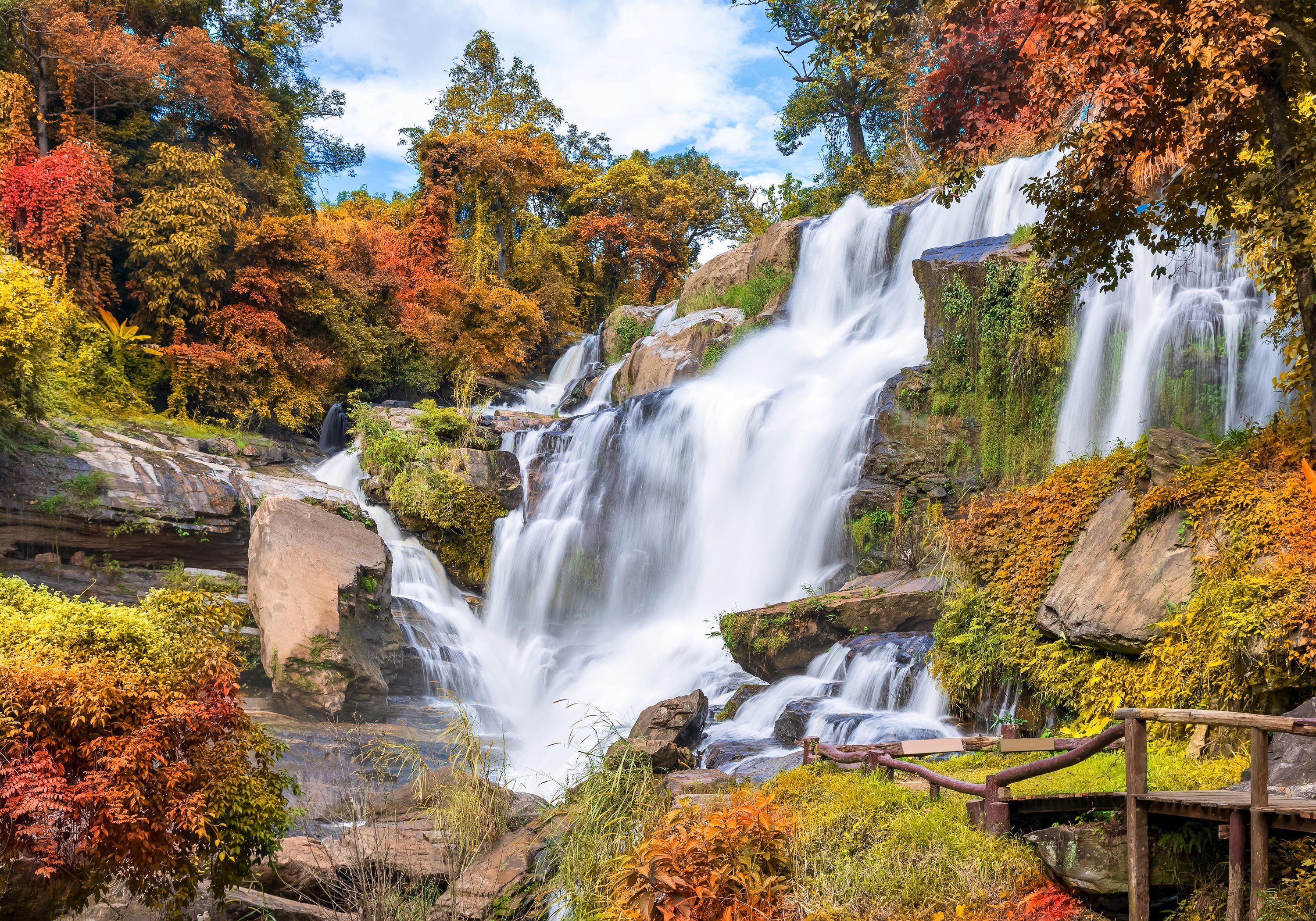 wandmotiv24 Fototapete Wasserfall im Herbst, glatt, Wandtapete, Motivtapete, matt, Vliestapete