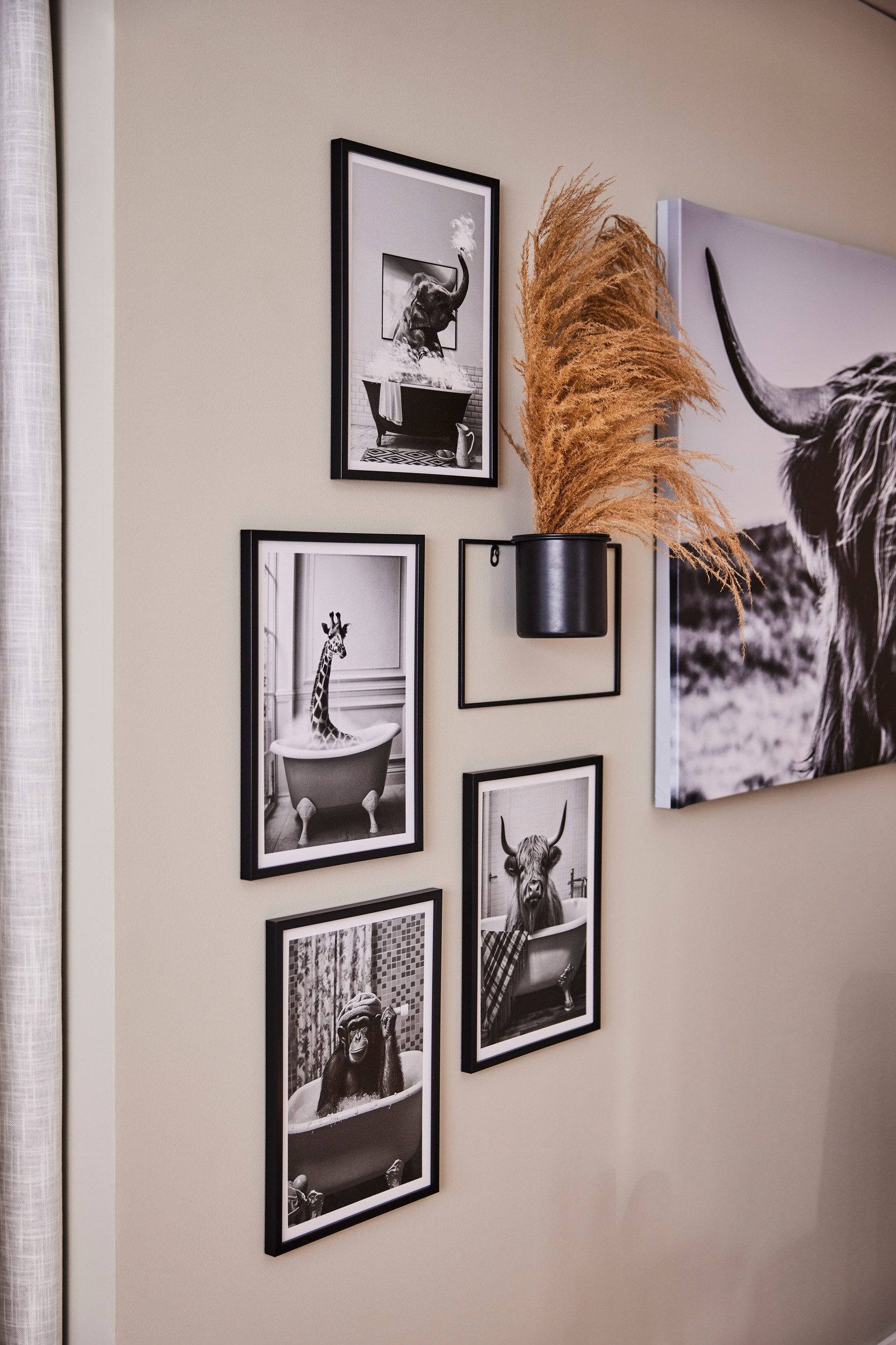 Creativ home Bild mit Rahmen Leinwandbild Giraffe in Badewanne, (1 St), mit Rahmen – Bild 3 von 3