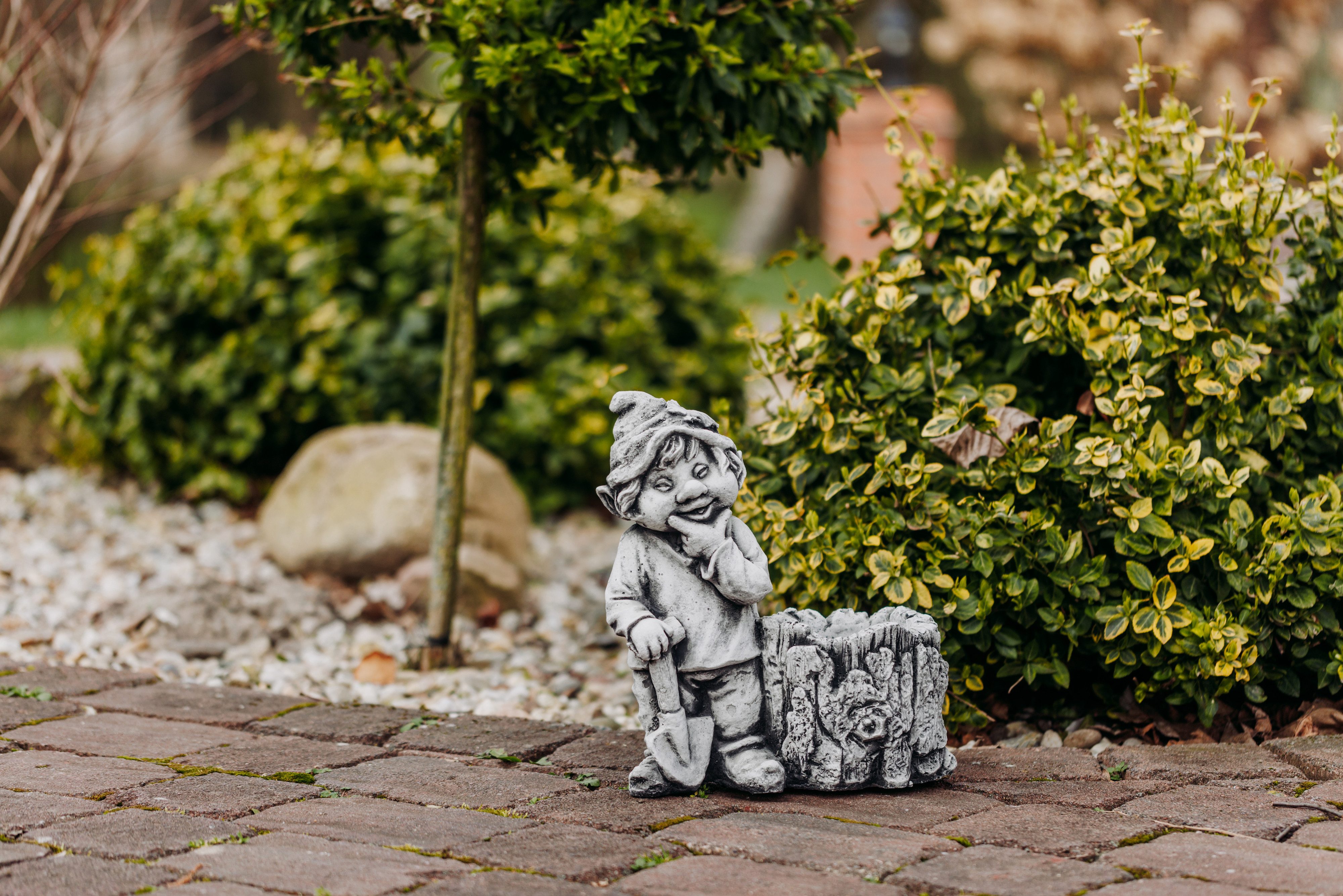 gartendekoparadies.de Gartenfigur Gnom Waldfreund, Steinfigur, H. 33 cm, 8 kg, Frostsicher