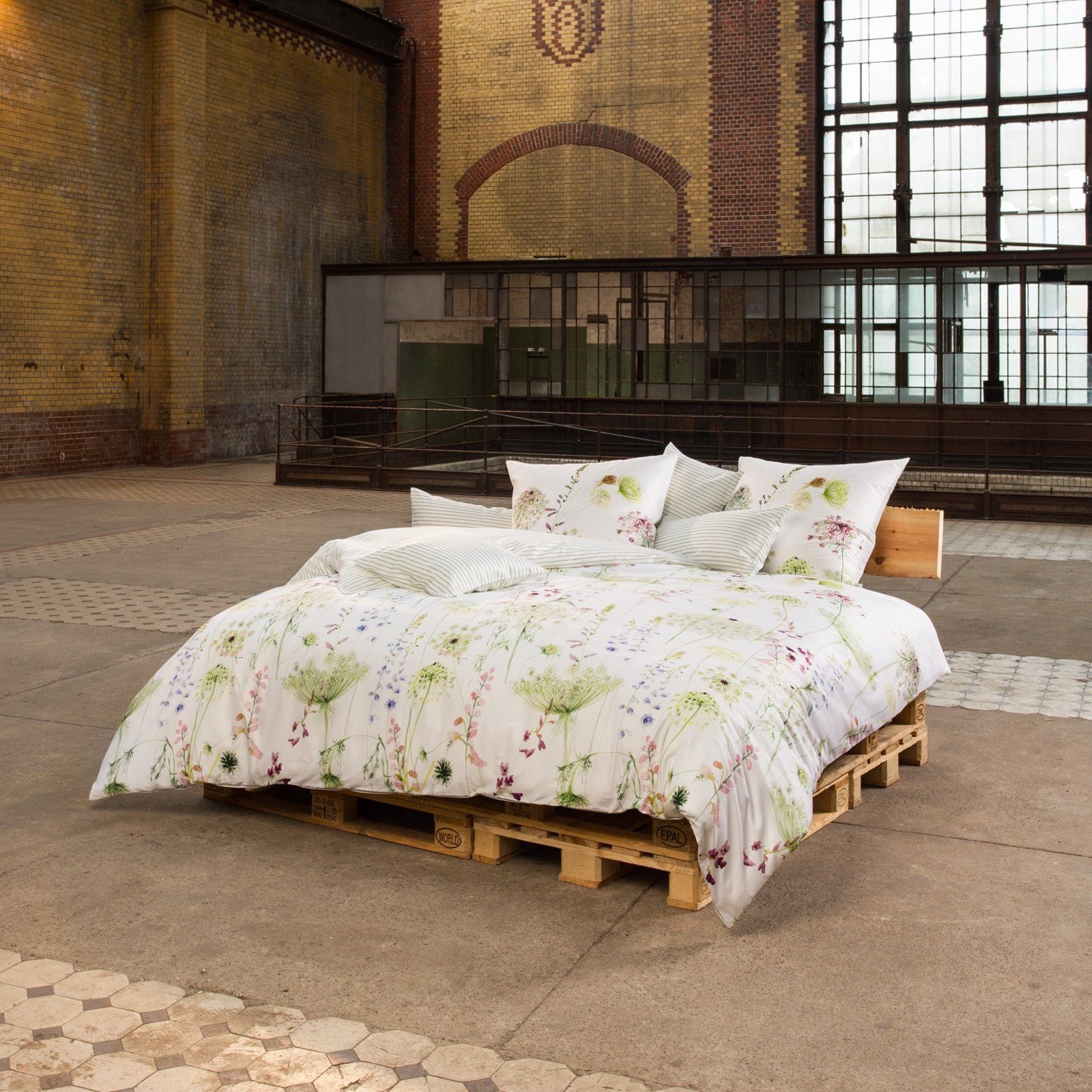 Estella Bettwäsche Meadow 4704 530 Grün, Mako-Satin, 2 teilig, Blüten, Blum günstig online kaufen