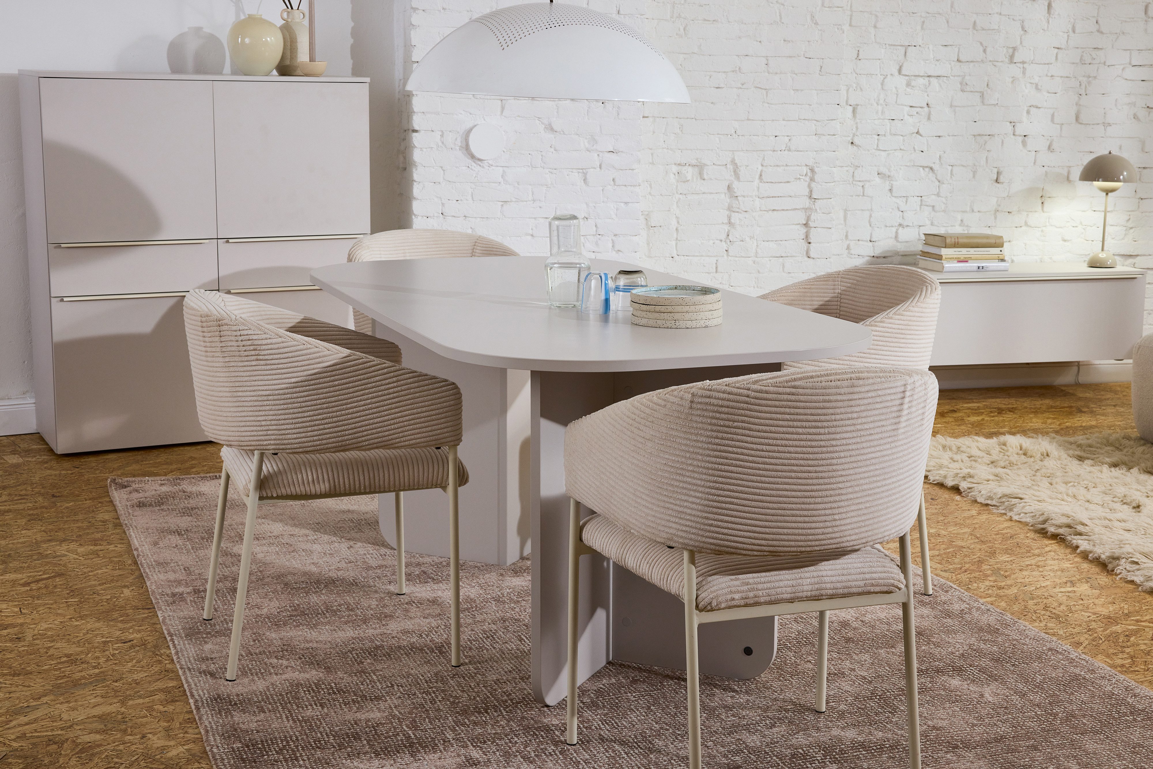 TOM TAILOR HOME Essgruppe ROUNDED TABLE + 4x TOM TAILOR Stühlen in harmonischen Farben u. Formen, (Set, 5-teilig, 1 Tisch und 4 Stühle), für ein stimmiges Gesamtbild am Esstisch – ohne langes Suchen.