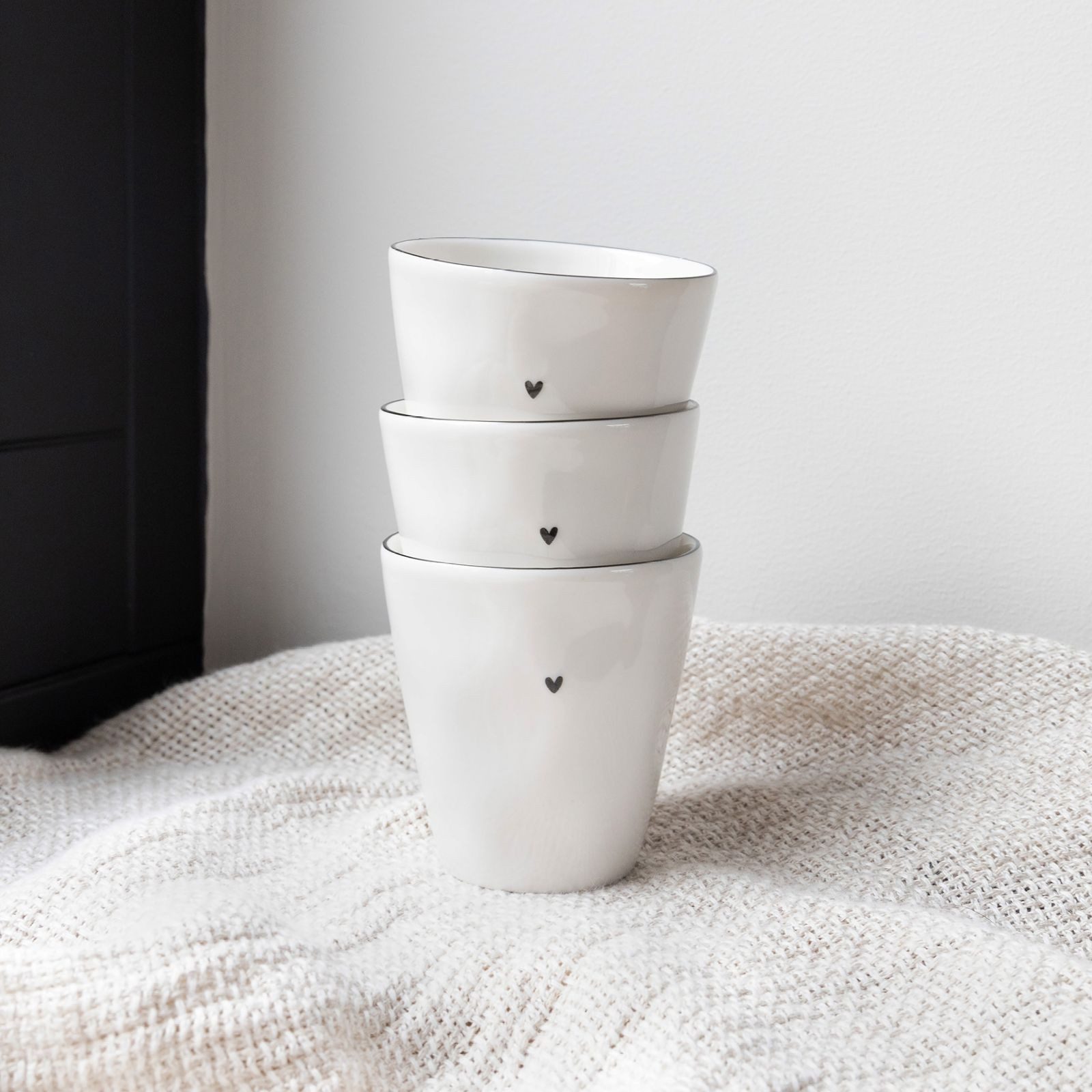 Bastion Collections Becher Herz schwarz/weiß aus Keramik Natural Shape
