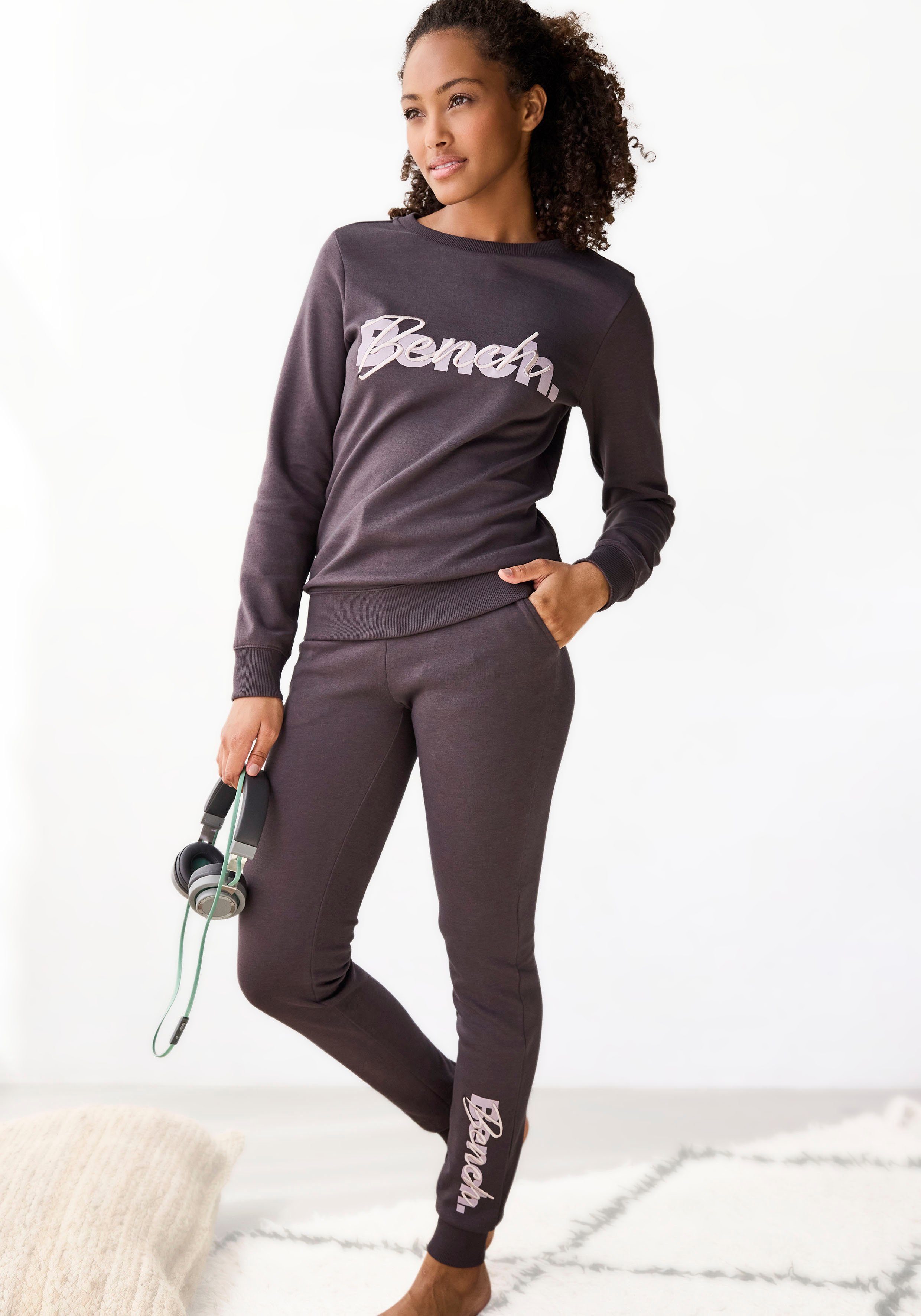 Bench. Loungewear Sweatpants mit Logodruck und Stickerei, Loungeanzug