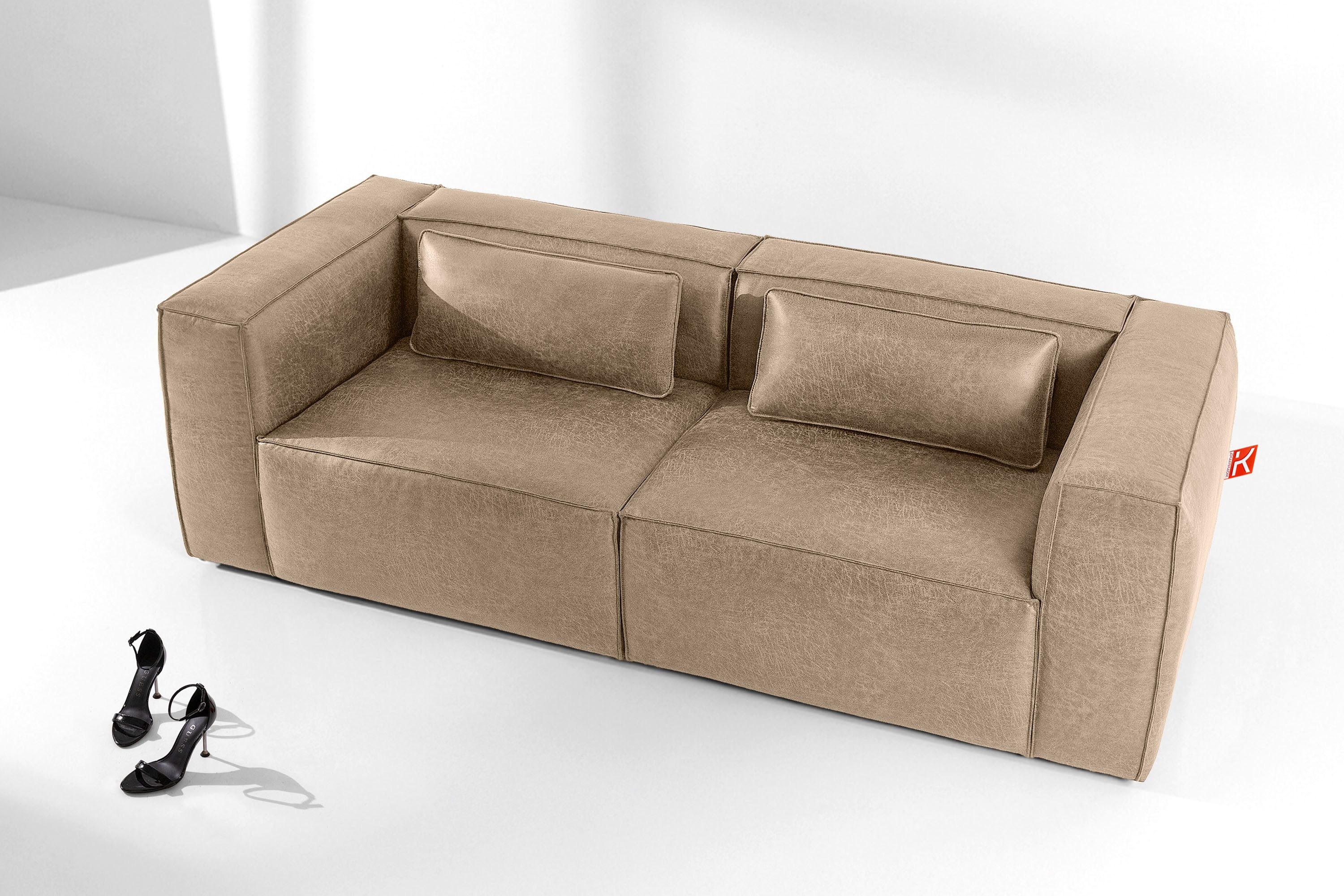 KONSIMO® 3-Sitzer FEROX Dreisitzer-Sofa, Loft-Stil, hergestellt in der EU, mit Lendenkissen, hochwertiger Lederimitatstoff, zeitloses Design