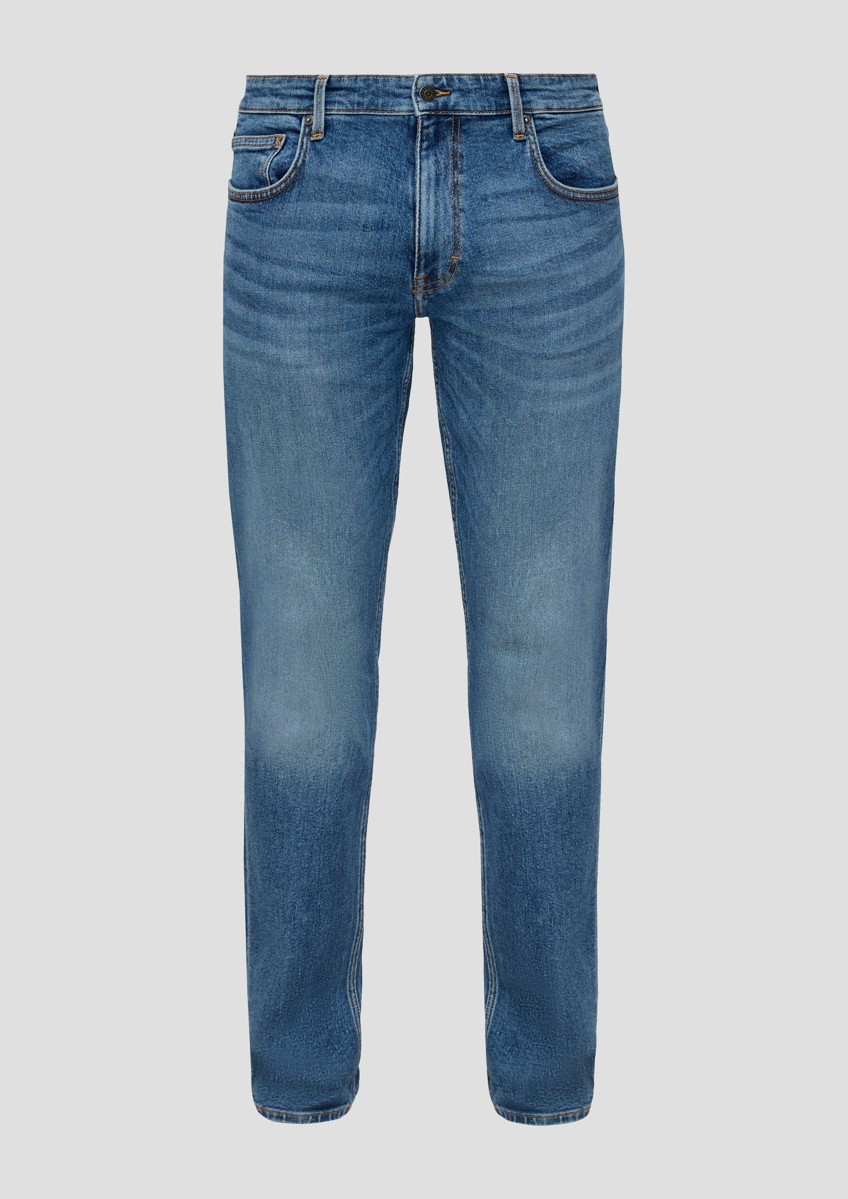 an blue QS Nahtdesign Jeans mit 34 den Bequeme Gesäßtaschen