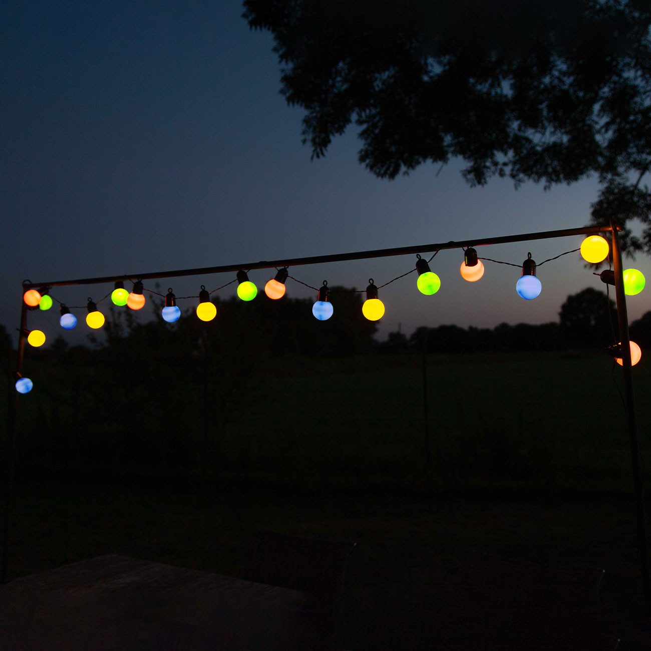 shop'n smile ideoon LED-Lichterkette 4-farbige LED-Lichterkette ca. 4m 20 bunte Glühbirnen IP44 Party-Deko, 4,8m Party-Lichterkette, 20 bunte LED-Gluehbirnen &  – Bild 4 von 5