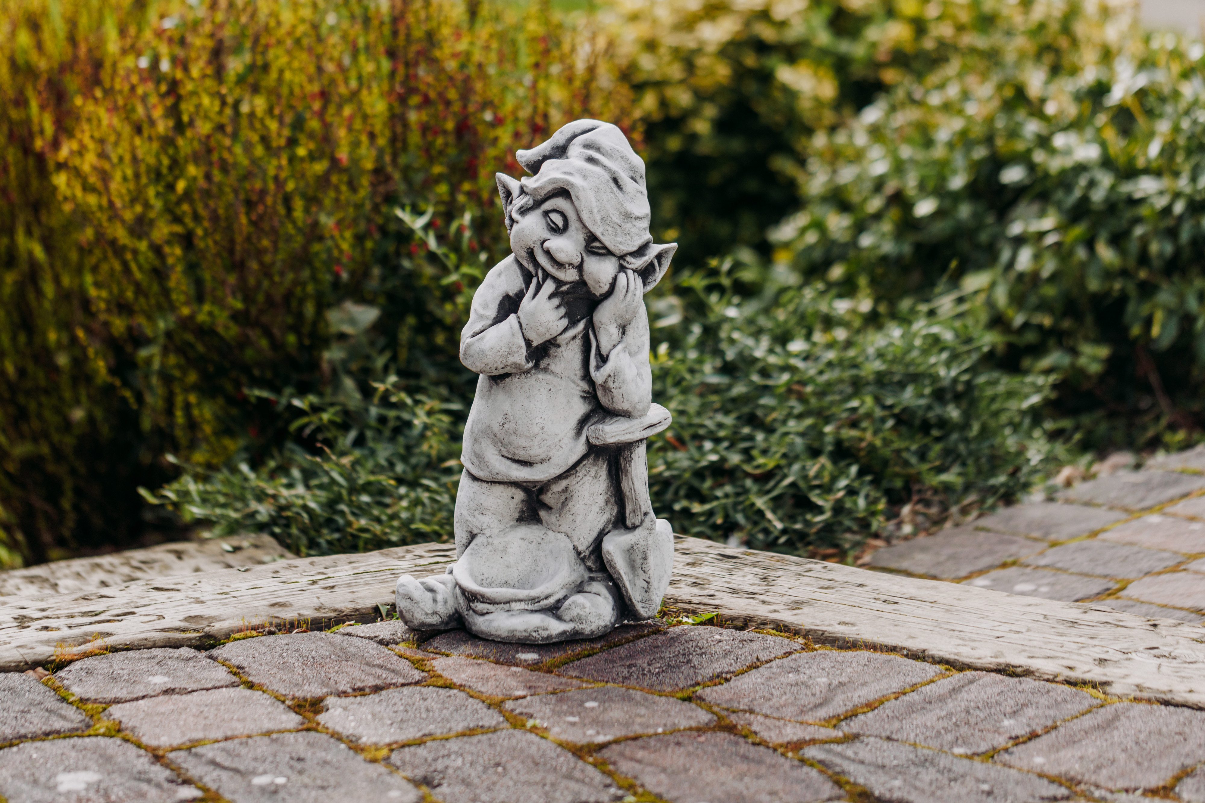 gartendekoparadies.de Gartenfigur Gnom Macht den Garten schön, Steinfigur, H. 46 cm, 12 kg, Frostsicher