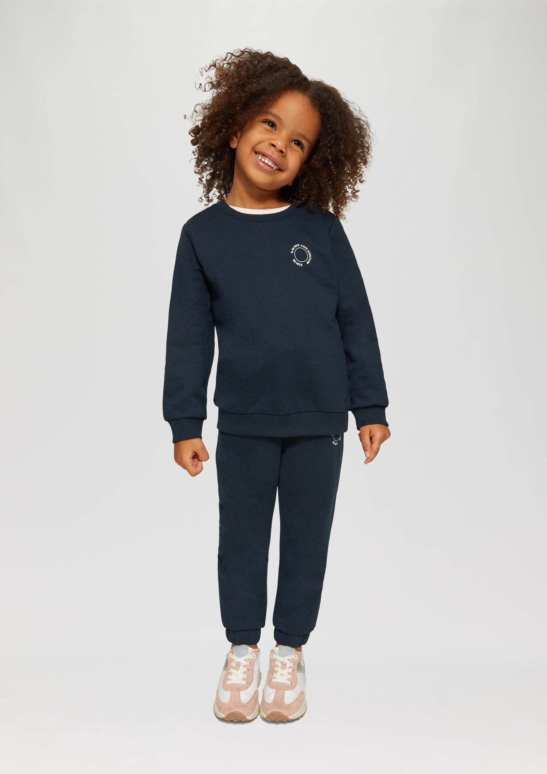 s.Oliver Sweatshirt Sweatshirt Unisex Sweatshirt mit Rippbündchen und kleinem Print-Detail – Bild 3 von 5