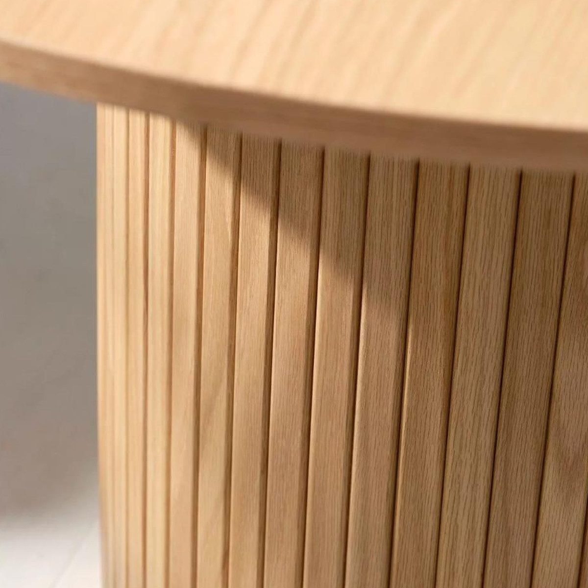 Liadomo Esstisch Uriel, Esszimmertisch, Holztisch, rund, runde Tischplatte, Eiche Furnier, Säulenfuß Lamellenoptik, drei Farben