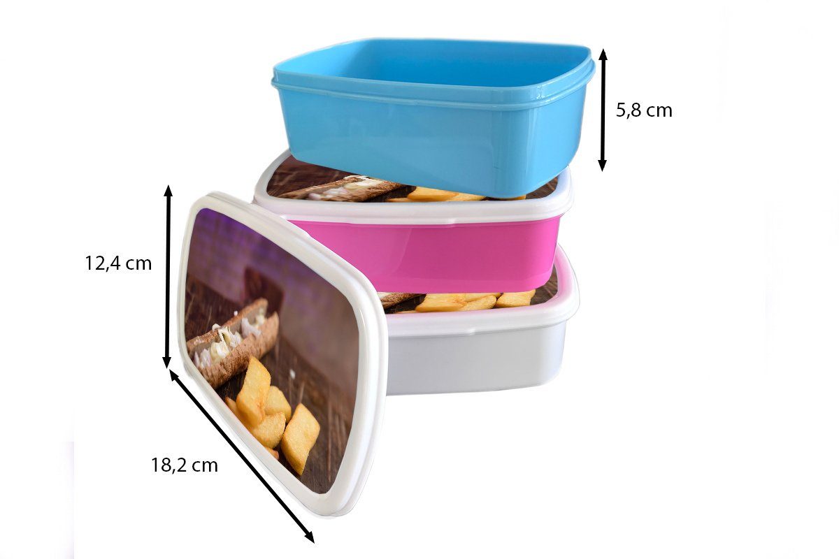 MuchoWow Lunchbox frites kleinen Ein einem mit für Brotbox für Kunststoff, Erwachsene, Jungs auf Brotdose, Mädchen und und (2-tlg), Holzbrett, Kinder Frikandel Pommes weiß
