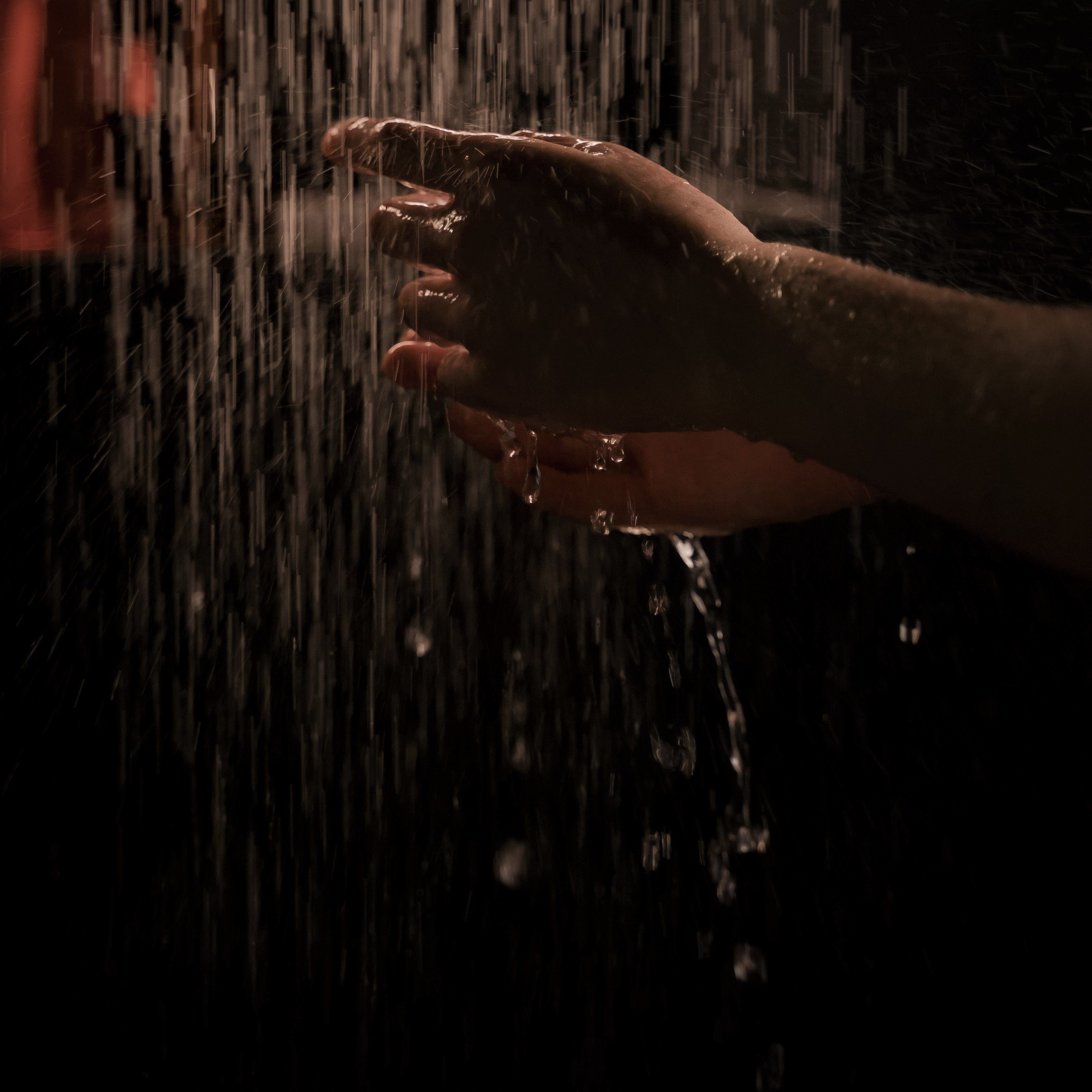 ≈petra Seifen-Set Rabenschwarz [je 300 ml] Duschgel & Cremeseife, ≈petra Manufaktur, schwarz mit schwerem, erdigen Duft nach Patchouli und Sandelholz