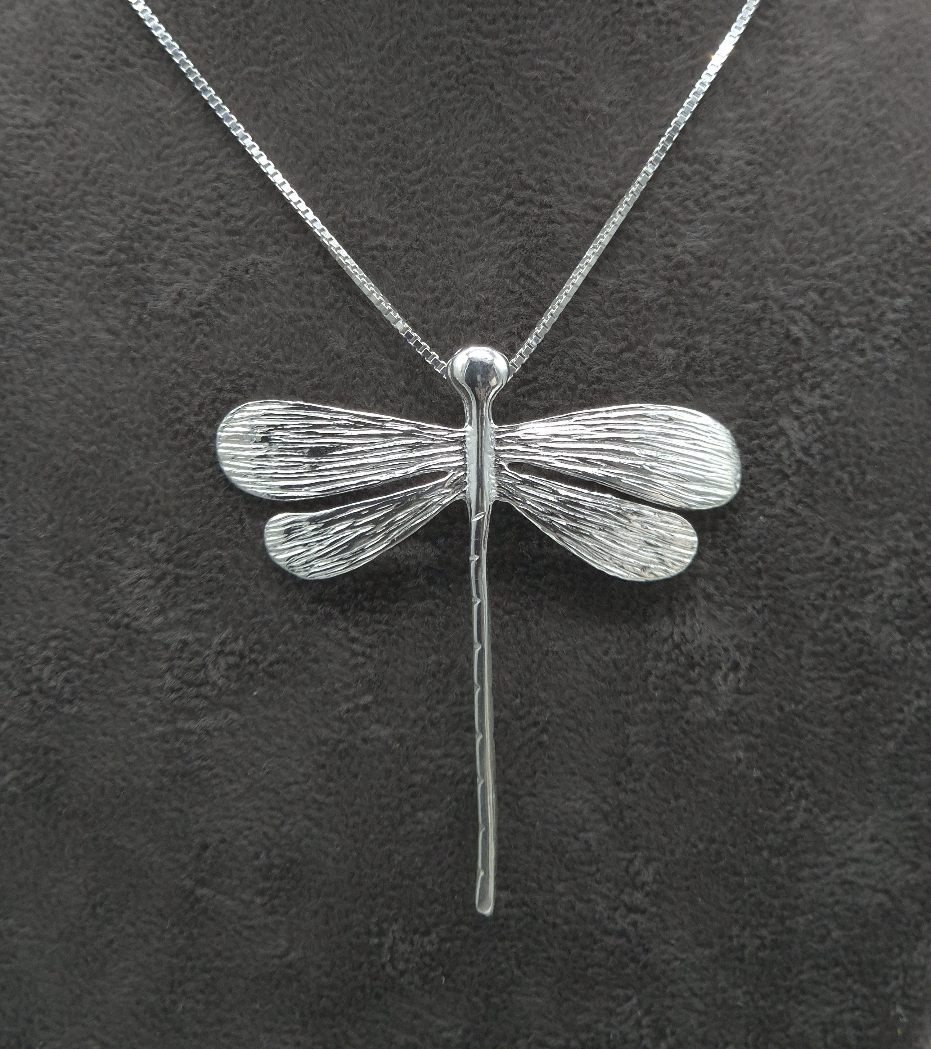 NAHLE Kette mit Anhänger Große Silber Libelle mit Venezianerkette – Damen Kette 45/50 cm (2-tlg., inkl. Schmuckbox), Großer Libellen-Anhänger (4,5 x 4,6 cm), Venezianerkette in 45cm 50cm