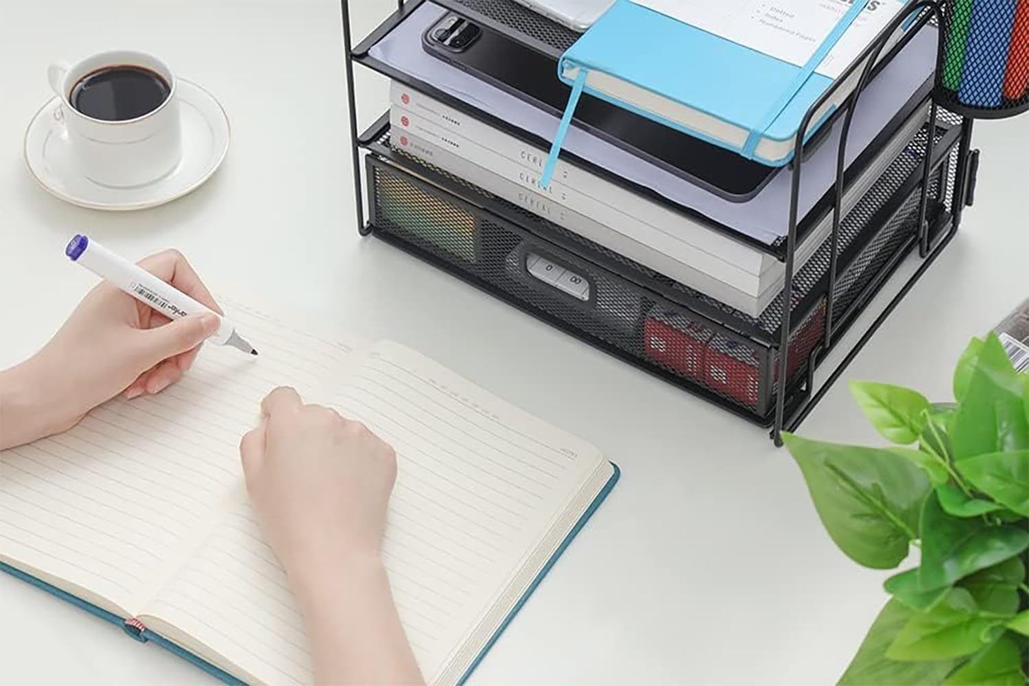 Refined Living Organizer Schreibtisch-Organizer, mit Schublade und 2 Stifthalter, 4-stöckig (Büro Organizer, Schreibtisch Aufbewahrung, Bürobedarf, Schreibtisch Ablage, Stifthalter Organizer, Multifunktionale Büroorganisation, Netz Schreibtisch-Organizer für Zuhause, 1 St., Viel Stauraum, Platzsparend und Funktional, Hohe Qualität), für Büro, Zuhause oder Schule – für Lehrer, Schüler und Berufstätige