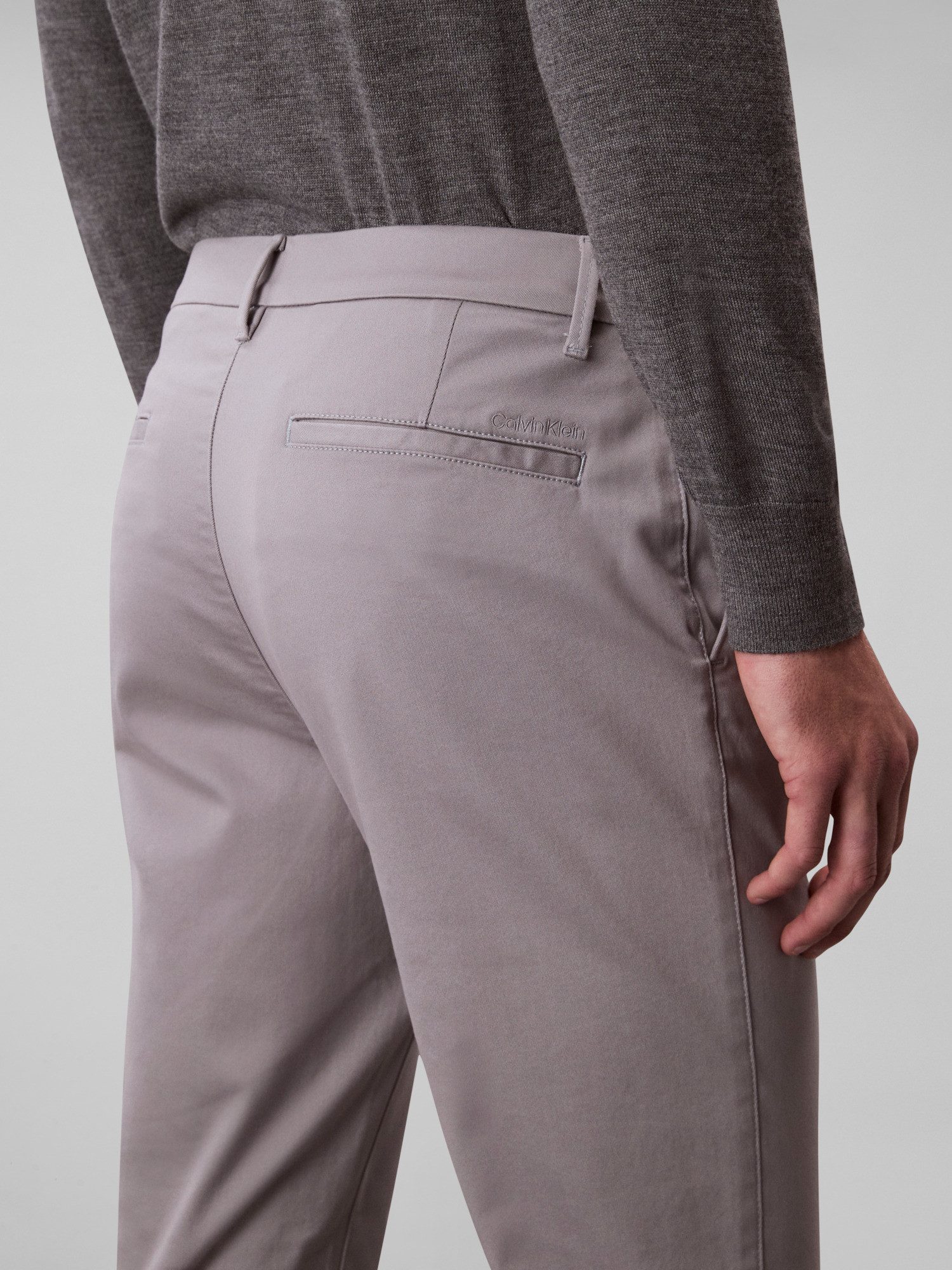 Calvin Klein Jeans Chinohose Mit Gürtelschlaufen – Bild 4 von 5