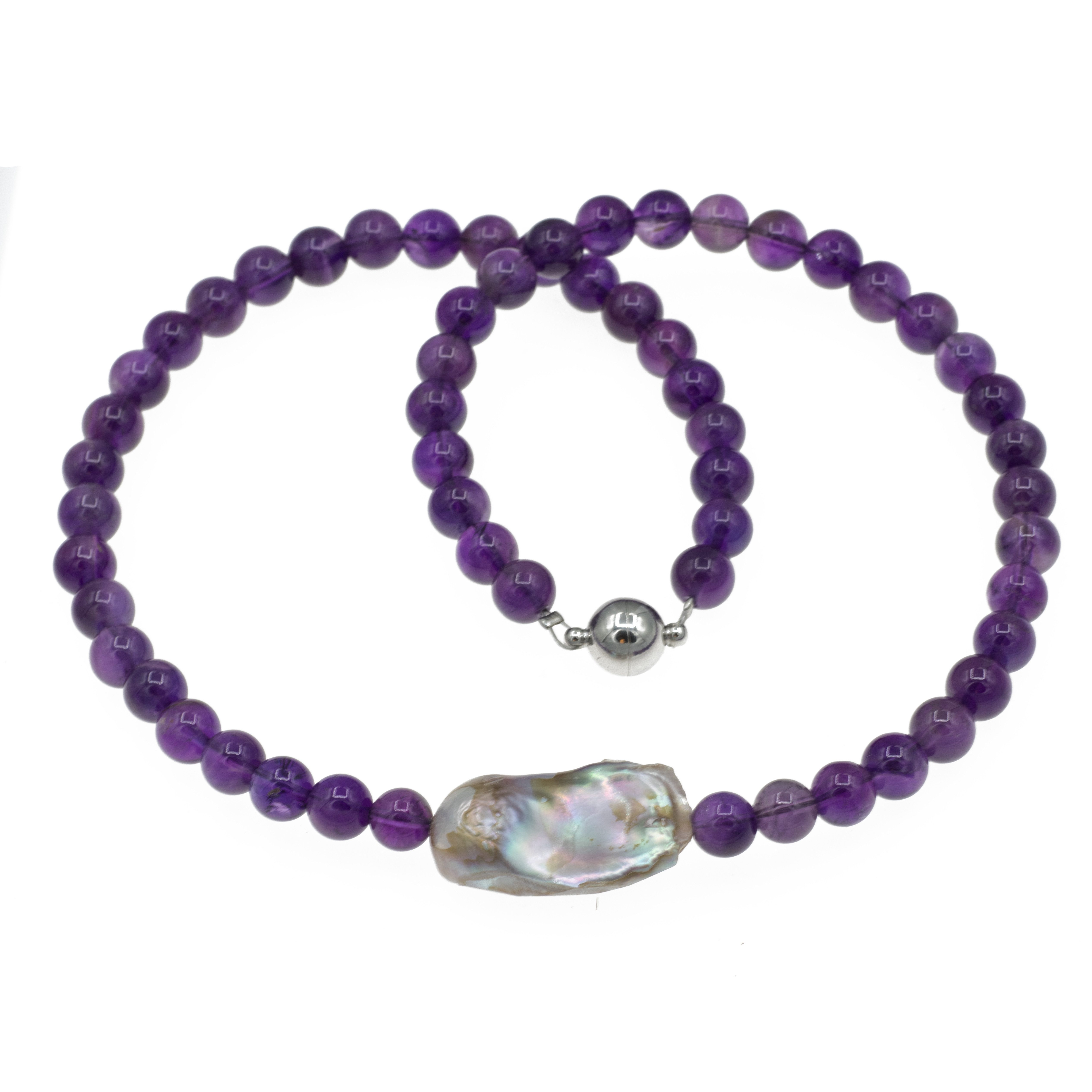 Bella Carina Perlenkette Kette mit Amethyst Perlen und 1 Barock Süßwasser Perle, mit einer Süßwasser Perle im Barock Stil