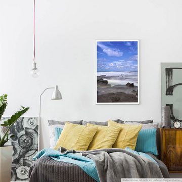 Sinus Art Poster Landschaftsfotografie 60x90cm Poster Ruhiger Strand bei Nebel und Sonne