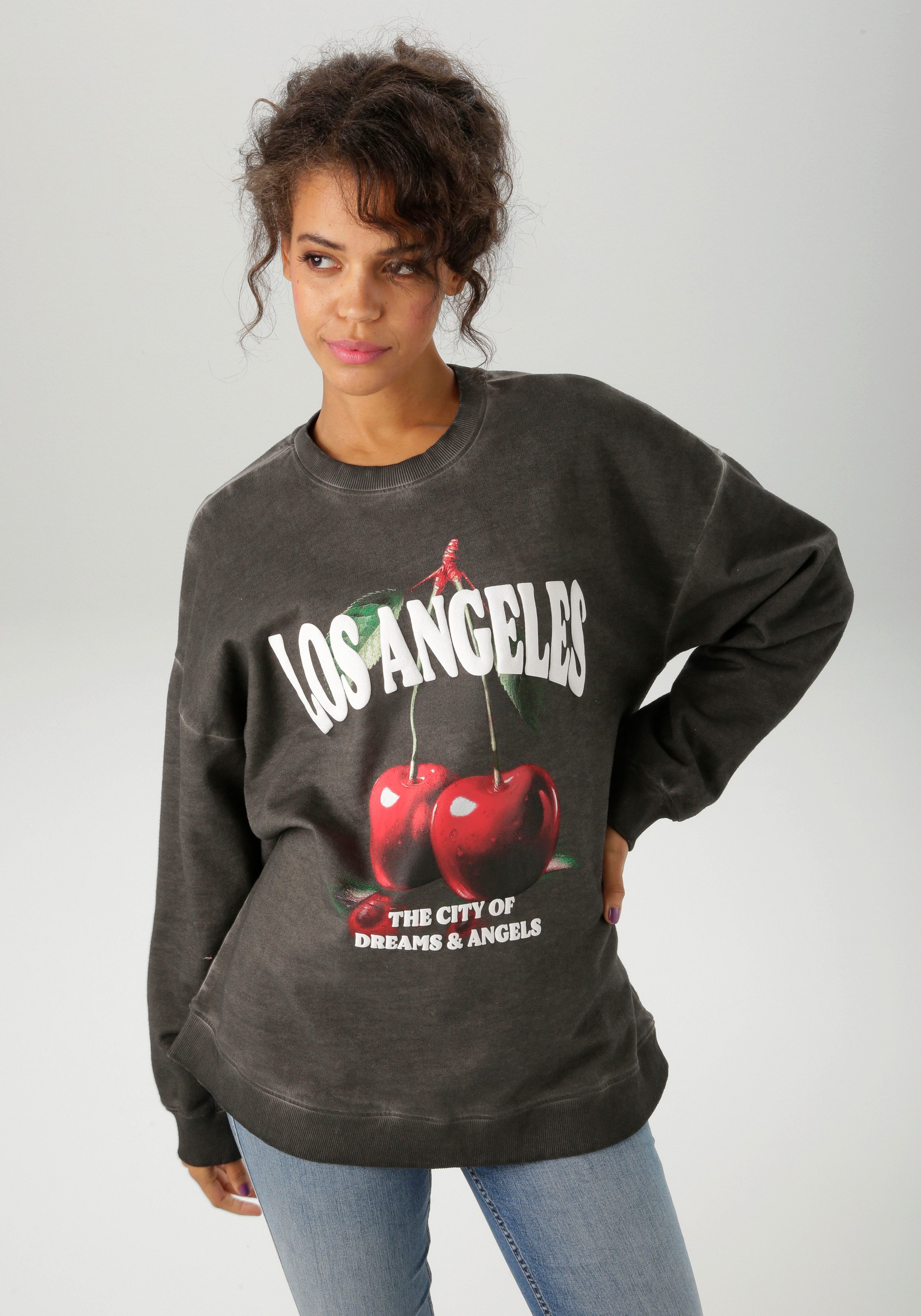 Aniston CASUAL Sweatshirt mit knackigen Kirschen und Schriftzügen bedruckt günstig online kaufen