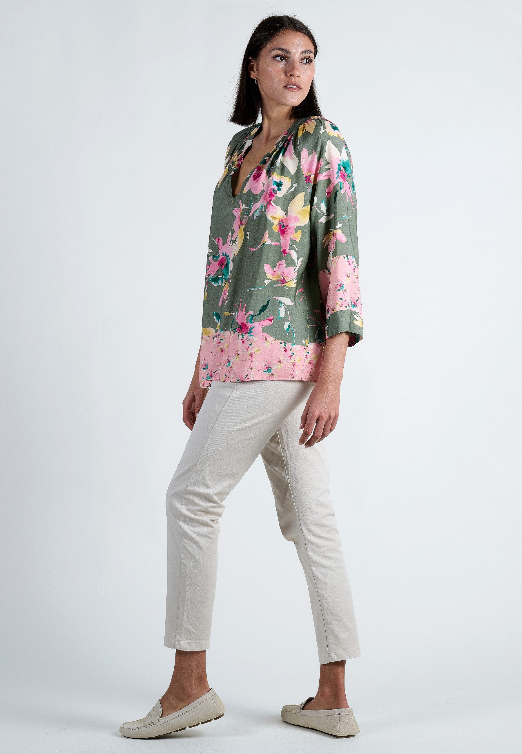 Andijamo-Fashion Schlupfbluse EASY BLOOM Auffälliges Retro-Muster als modischer Blickfang