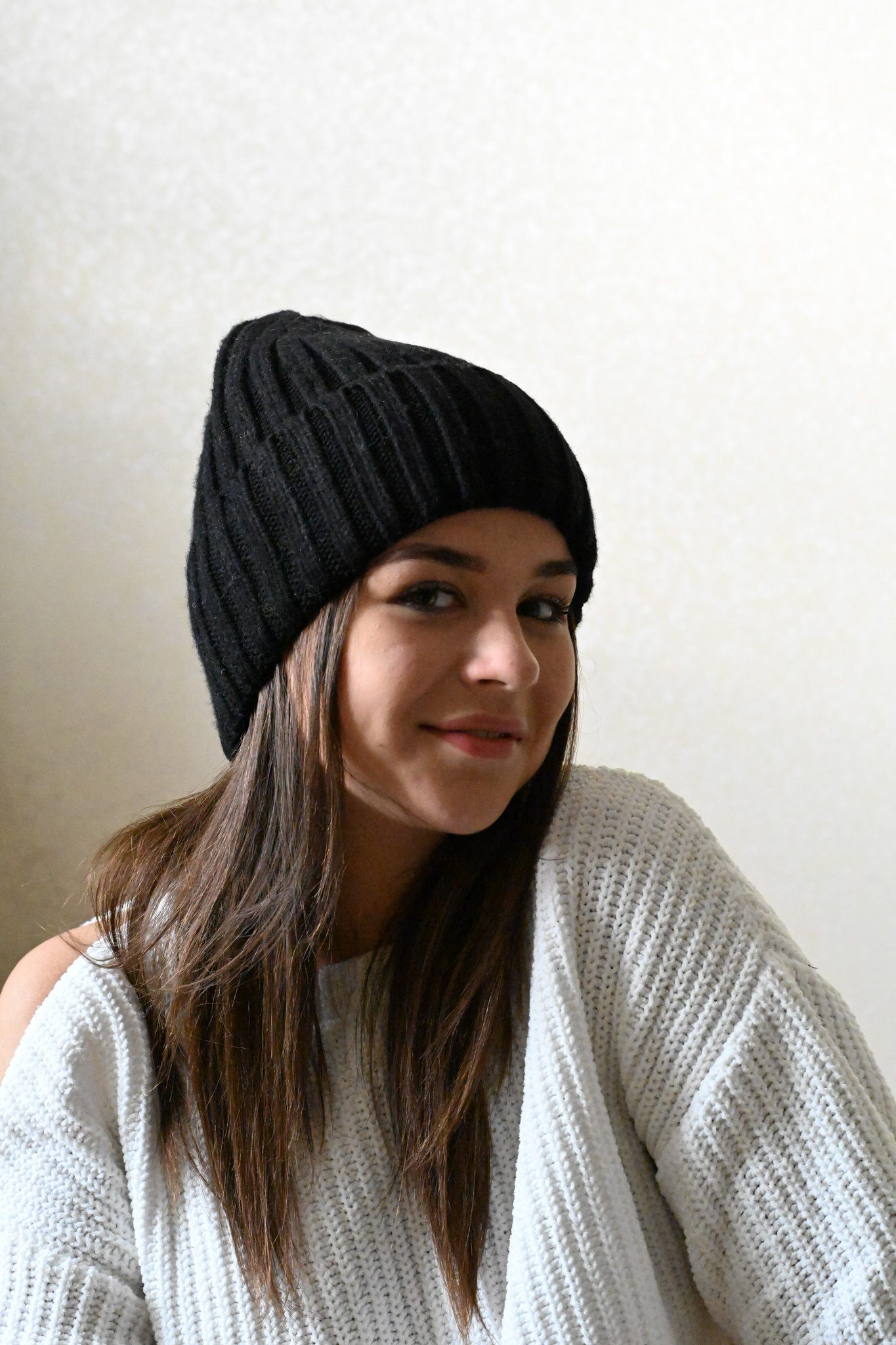 Runde Perlé Beanie warme Wintermütze 100% Merinowolle schwarz Beanie aus reiner, extrafeiner Merinowolle mit Umschlag