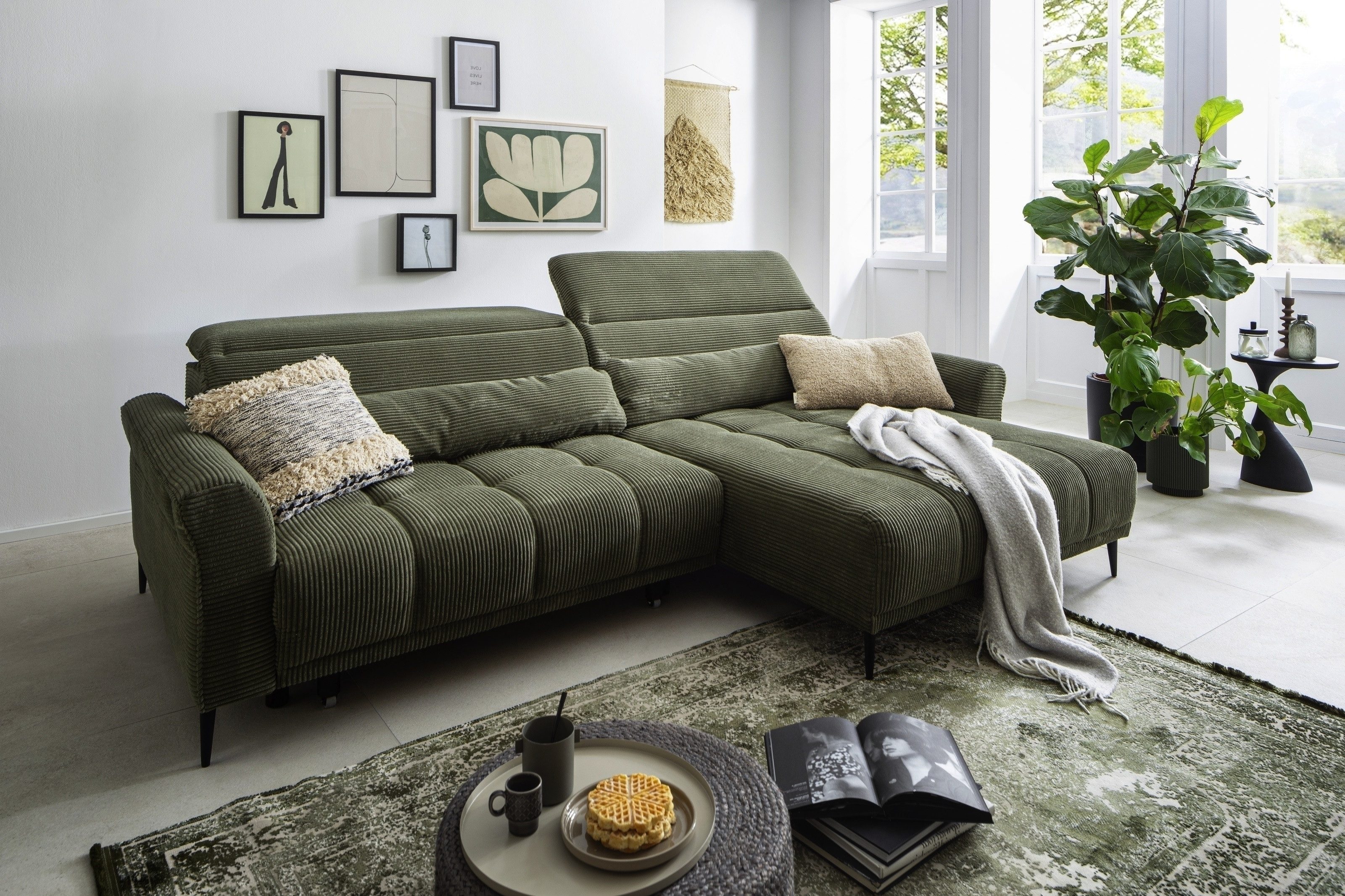 freiraum Wohnlandschaft Wolve, elektr. Sitzverstellung, 2 Kissen, Cord grün - 277x108x179cm (BxHxT)