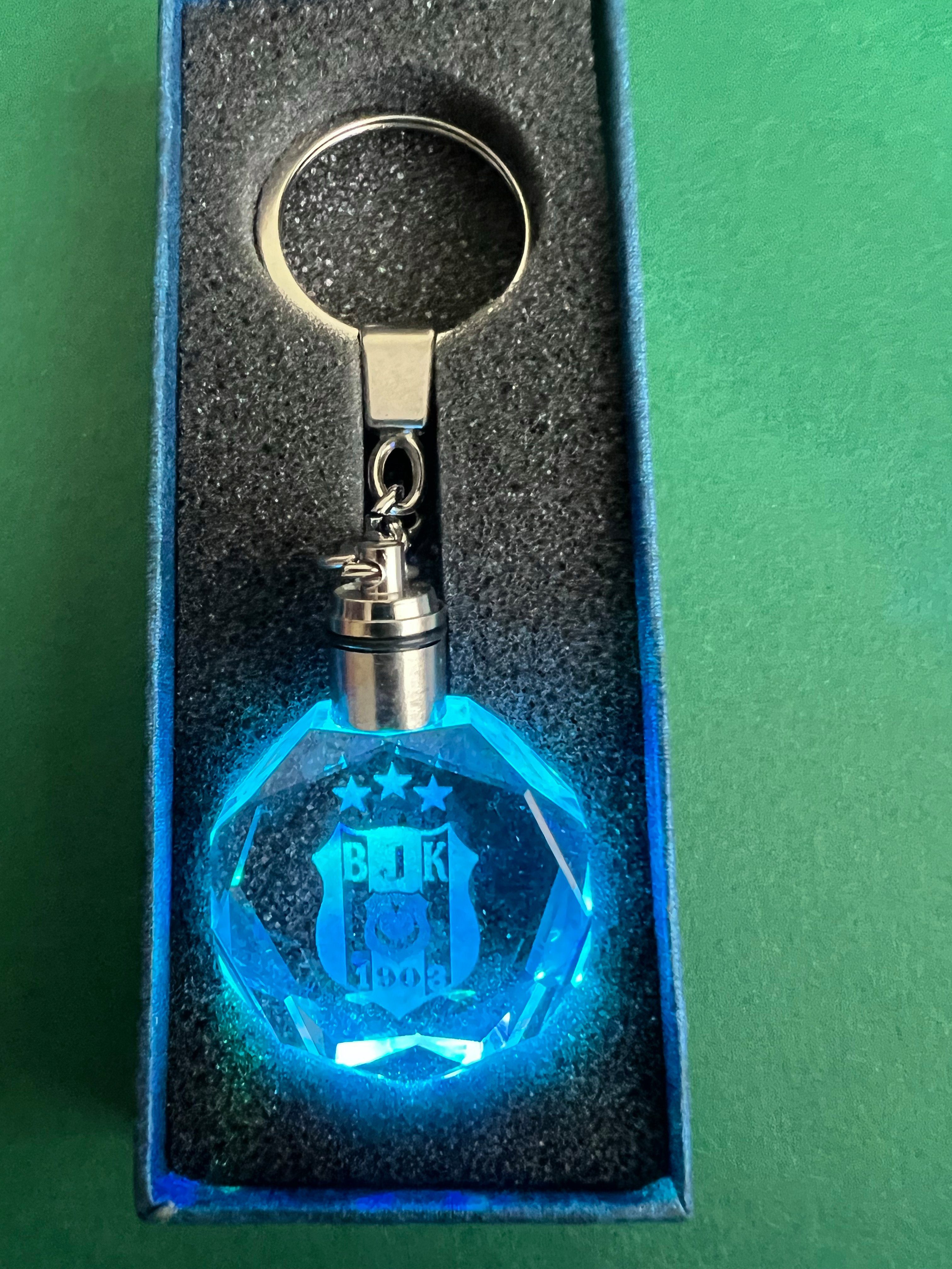 Stelby Schlüsselanhänger Besiktas LED Multicolor Schlüsselanhänger mit Geschenkbox