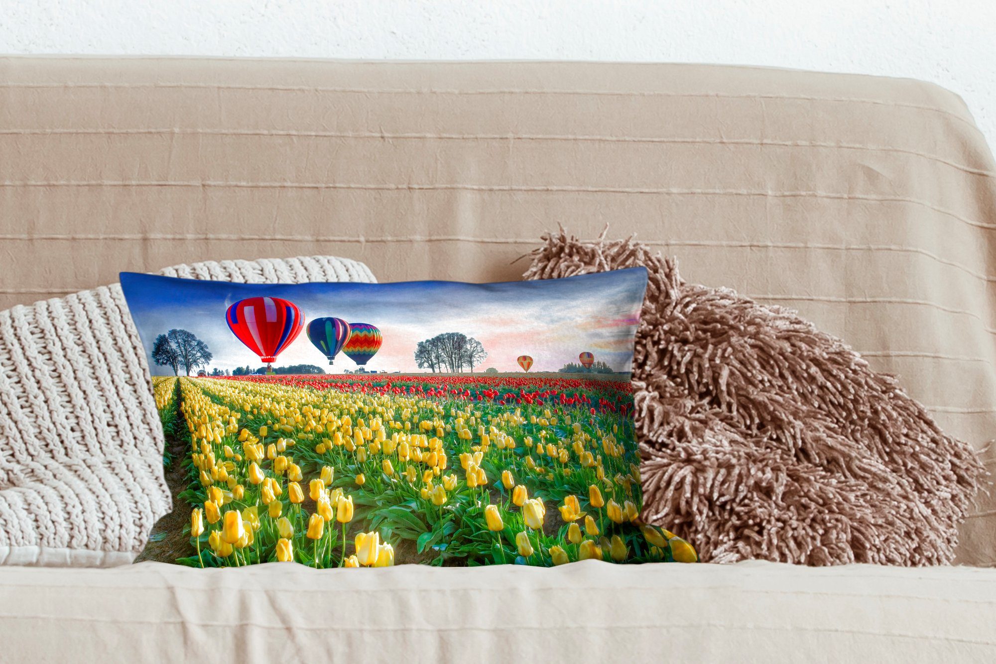mit Tulpenfeld, Füllung, MuchoWow Zierkissen, Dekoration, über Dekokissen Schlafzimmer Wohzimmer einem Dekokissen Heißluftballons