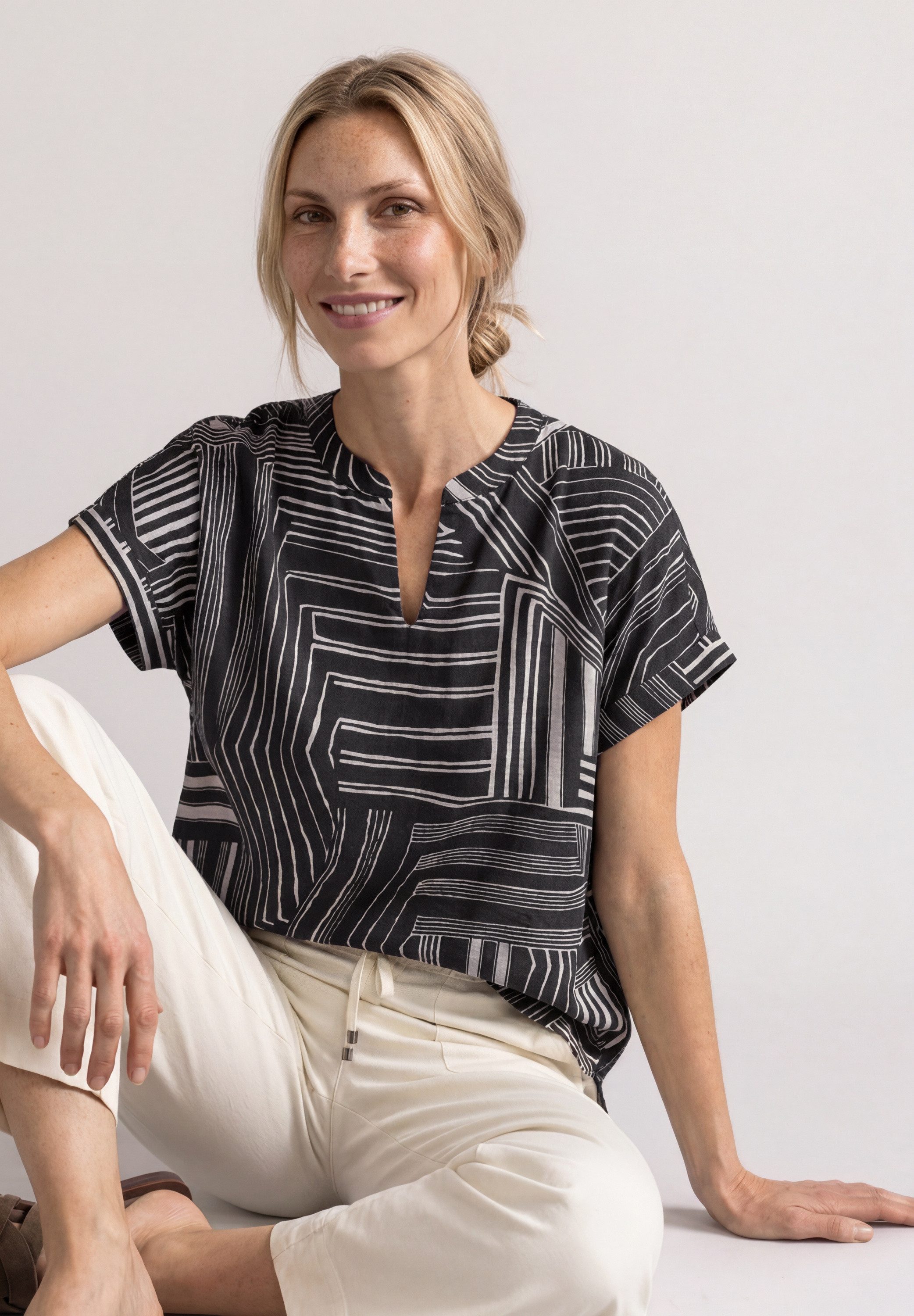 STREET ONE Kurzarmshirt Sommerbluse im Tunika-Look und mit grafischem Muster