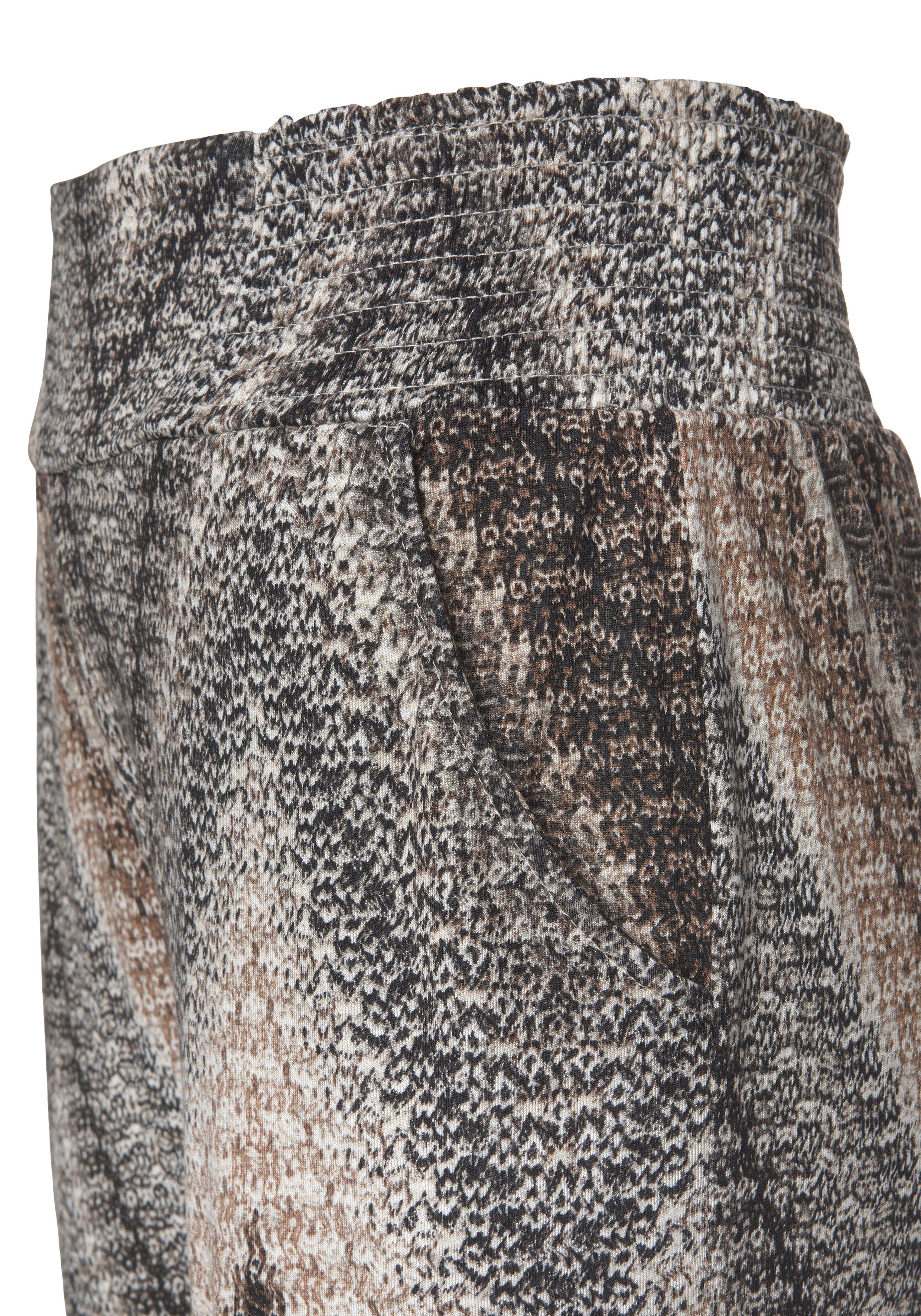 LASCANA Jerseyhose aus angenehmer, leichter Viskose für den Sommer, Schlupfhose mit Alloverprint und Taschen, Stretchbund, Strandhose, Sommerhose – Bild 5 von 5