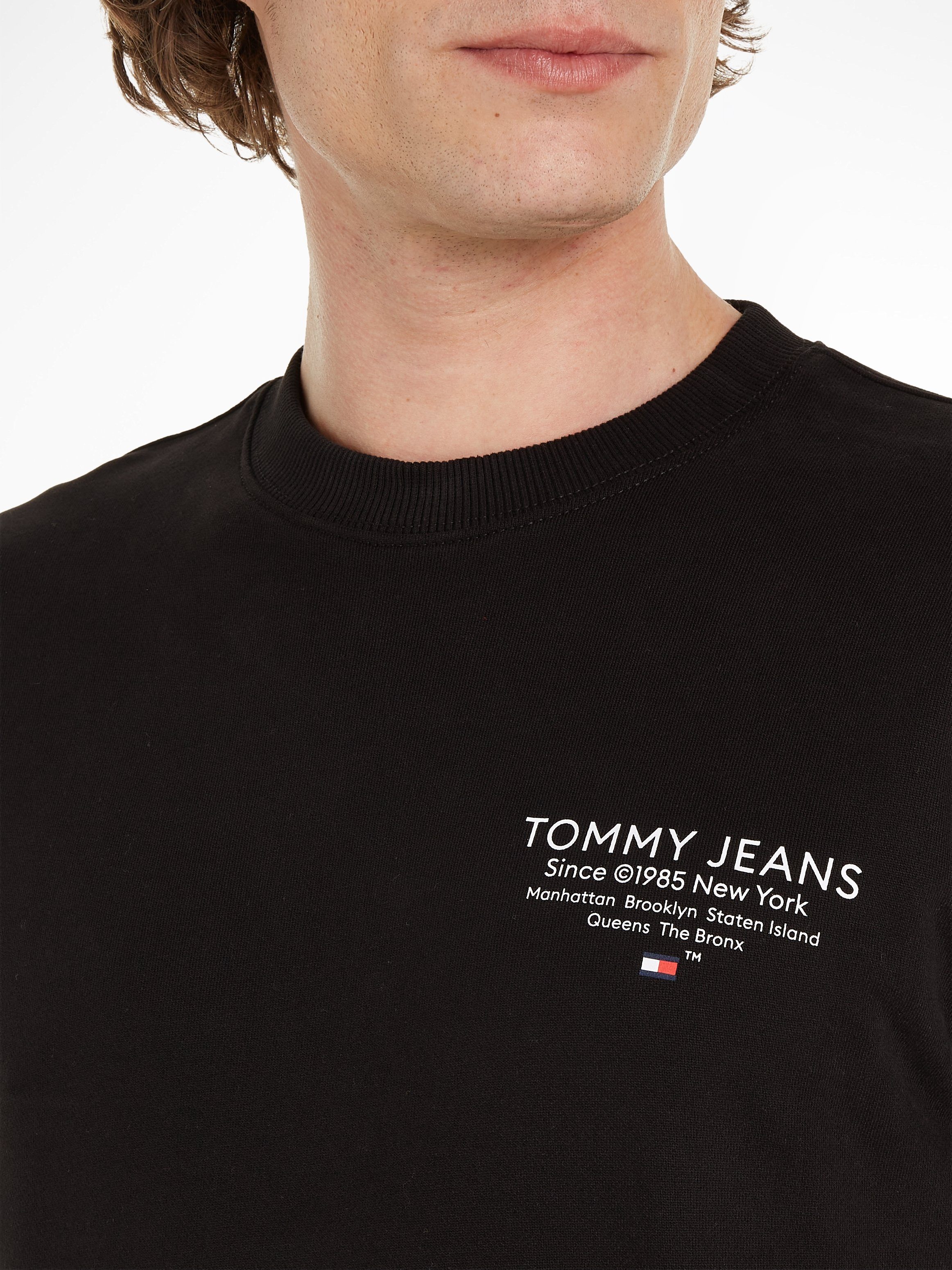 CREW REG Jeans TJM Tommy GRAPHIC Sweatshirt ESSENTIAL Black Tommy Aufdruck mit Jeans