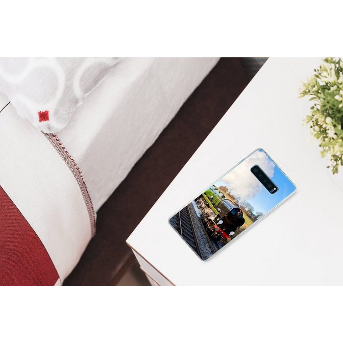 MuchoWow Handyhülle Ein bunter Dampfzug in einer grünen Landschaft Phone Case Handyhülle Samsung Galaxy S10+ Silikon Schutzhülle FN11373