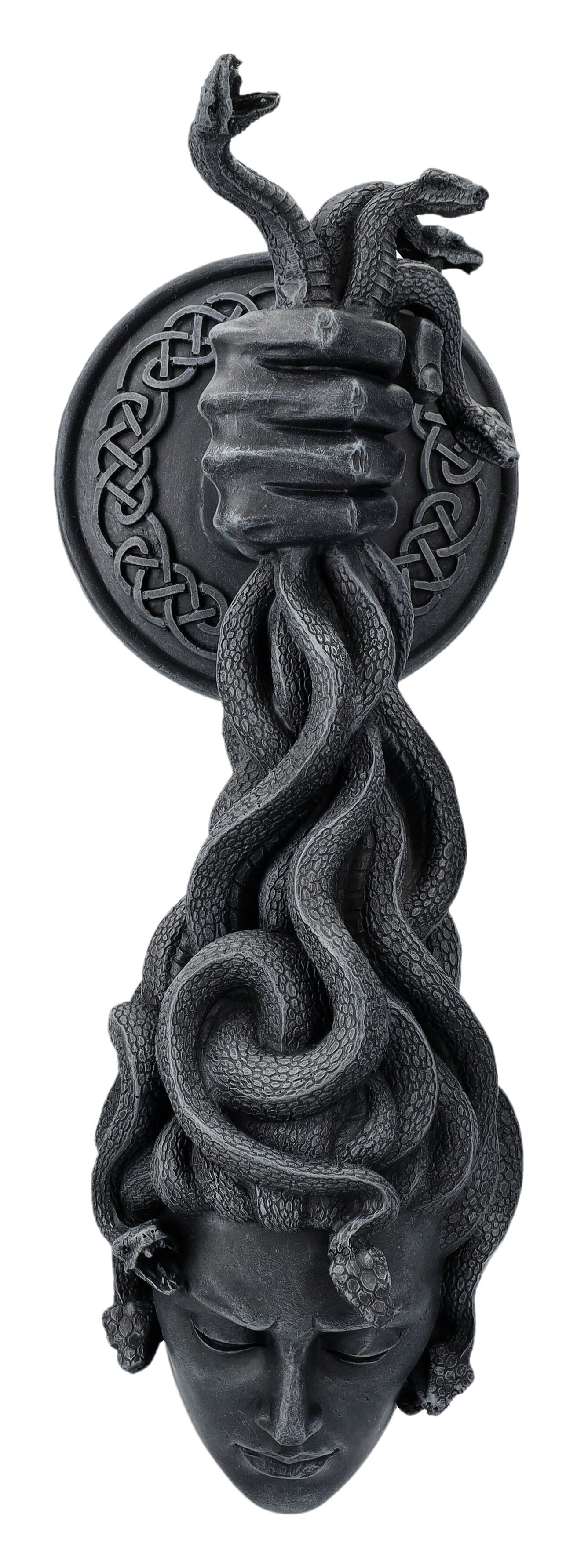 Figuren Shop GmbH Wanddekoobjekt Wanddeko - Hand hält Kopf der Medusa Mythologie Dekoration Wandbehang