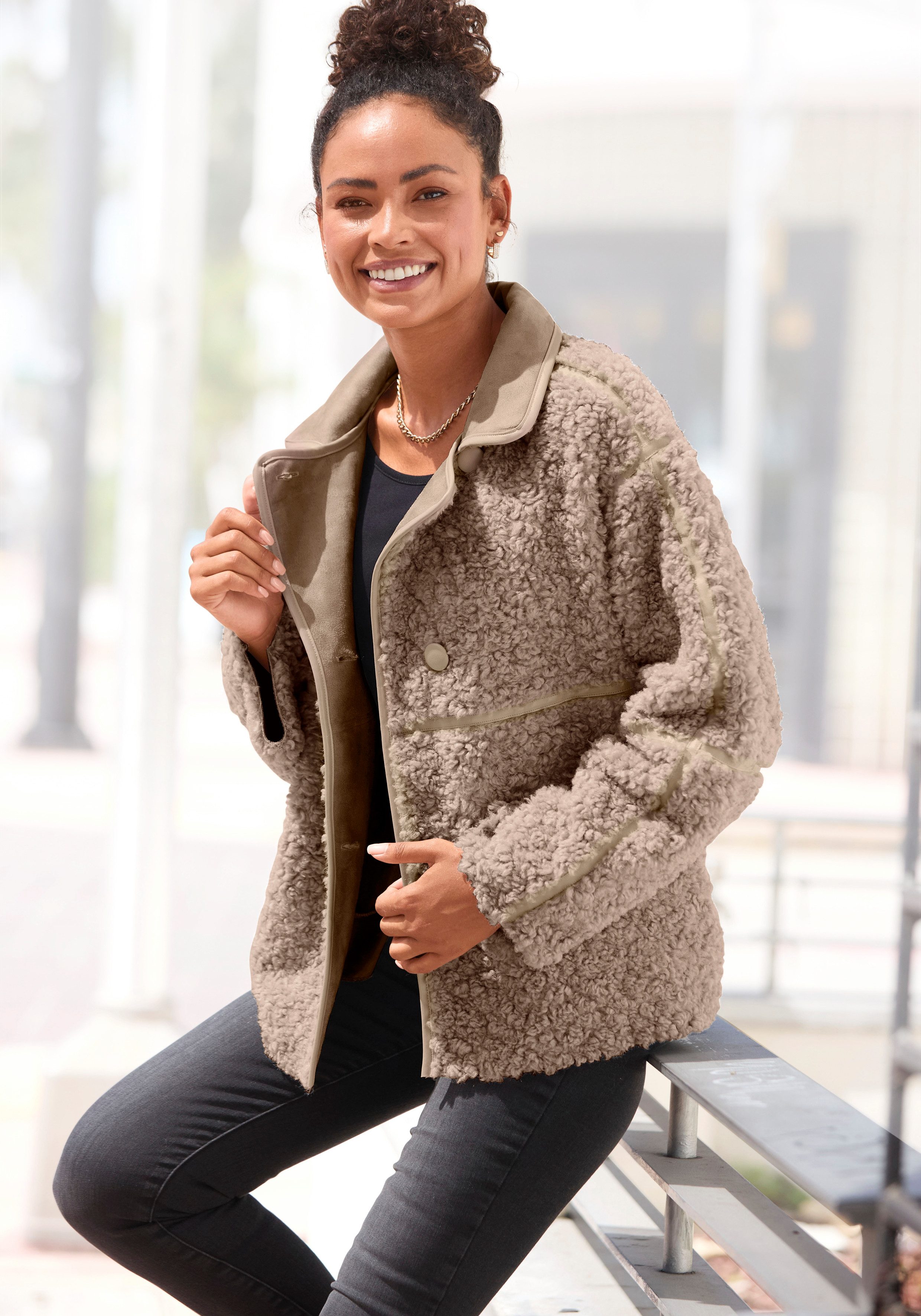 LASCANA Fellimitatjacke mit Lederimitat-Einsätzen und Knopfleiste, Teddyjacke Sherpa-Jacke aus Teddyplüsch mit Taschen, Übergangsjacke, Oversize