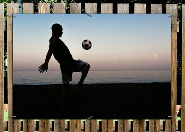 Wallario Sichtschutzzaunmatten Fußball Kicker am Strand am Abend