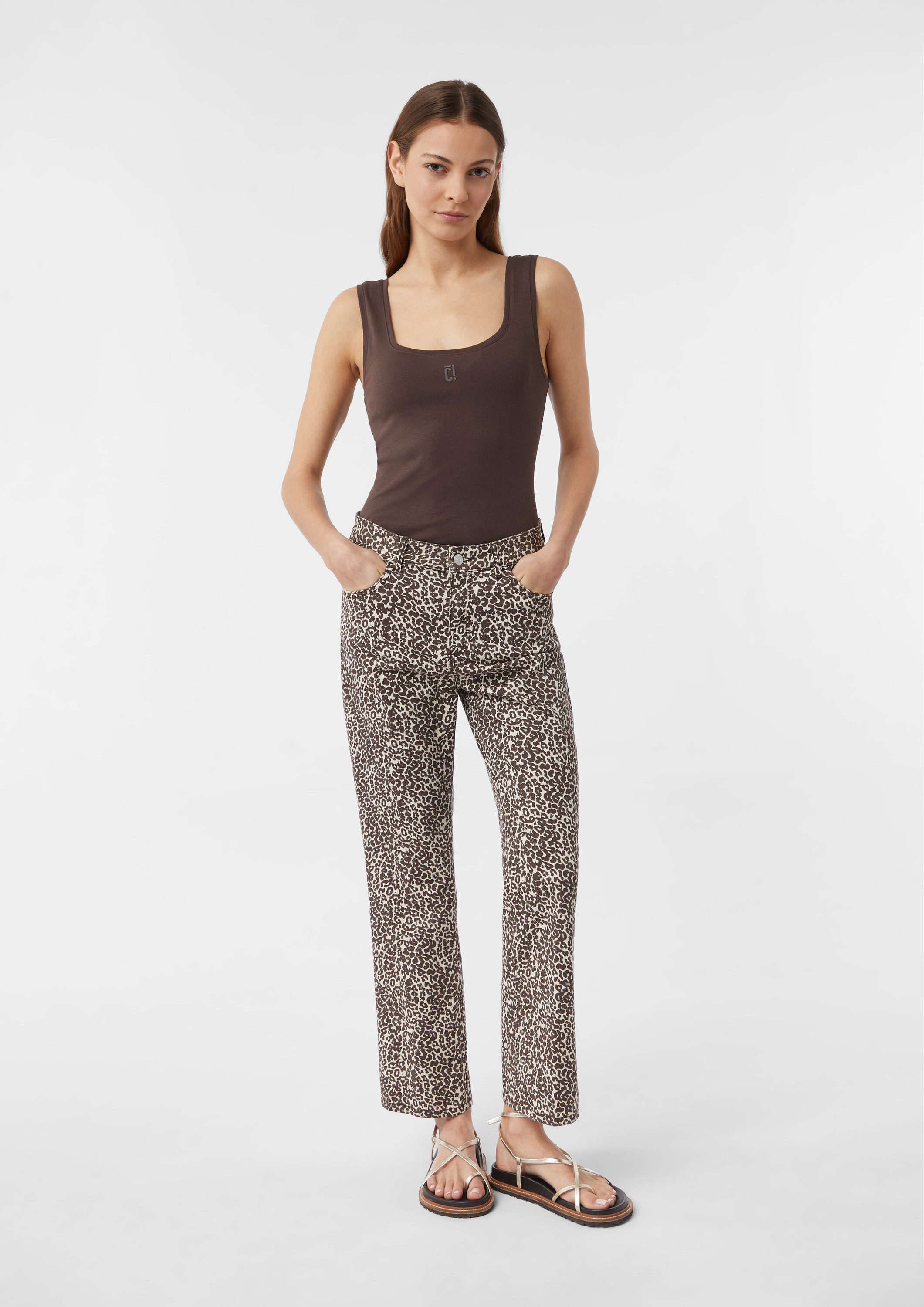 comma Chinos Hose Verkürzte Jeans mit Flared Leg und Leo-Print günstig online kaufen