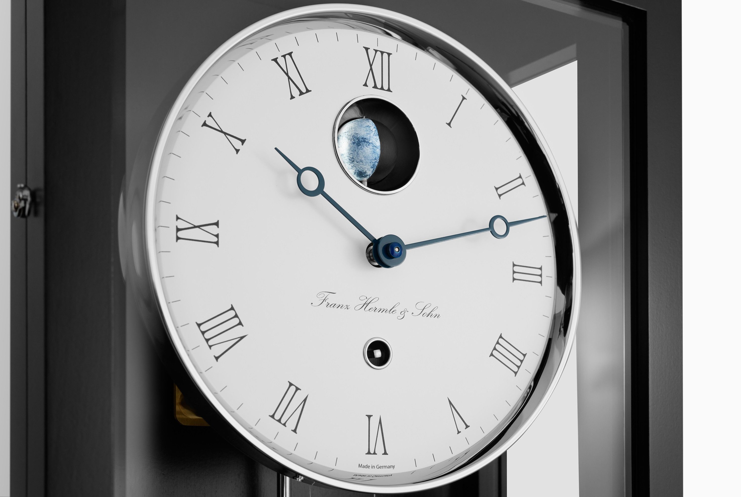 Hermle Pendelwanduhr Monatsläufer 71012/13 schwarz mechanisches Manufaktur Uhrwerk 0761 (dreidimensionale, handbemalte Mondphase)