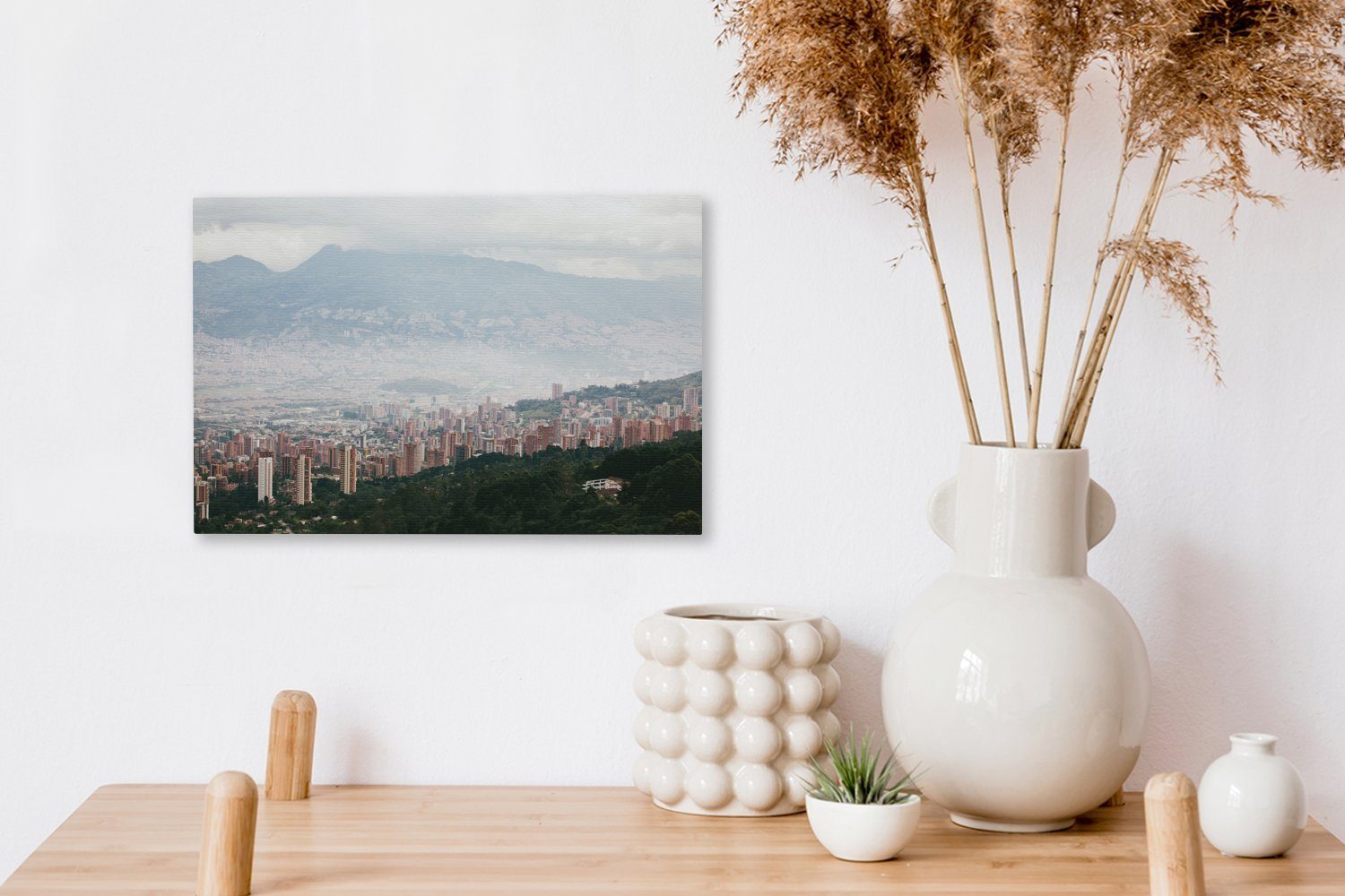 Leinwandbilder, Südamerika, Wandbild der OneMillionCanvasses® Aufhängefertig, Nebel 30x20 Leinwandbild cm Medellín über in Wanddeko, kolumbianischen St), (1 Stadt