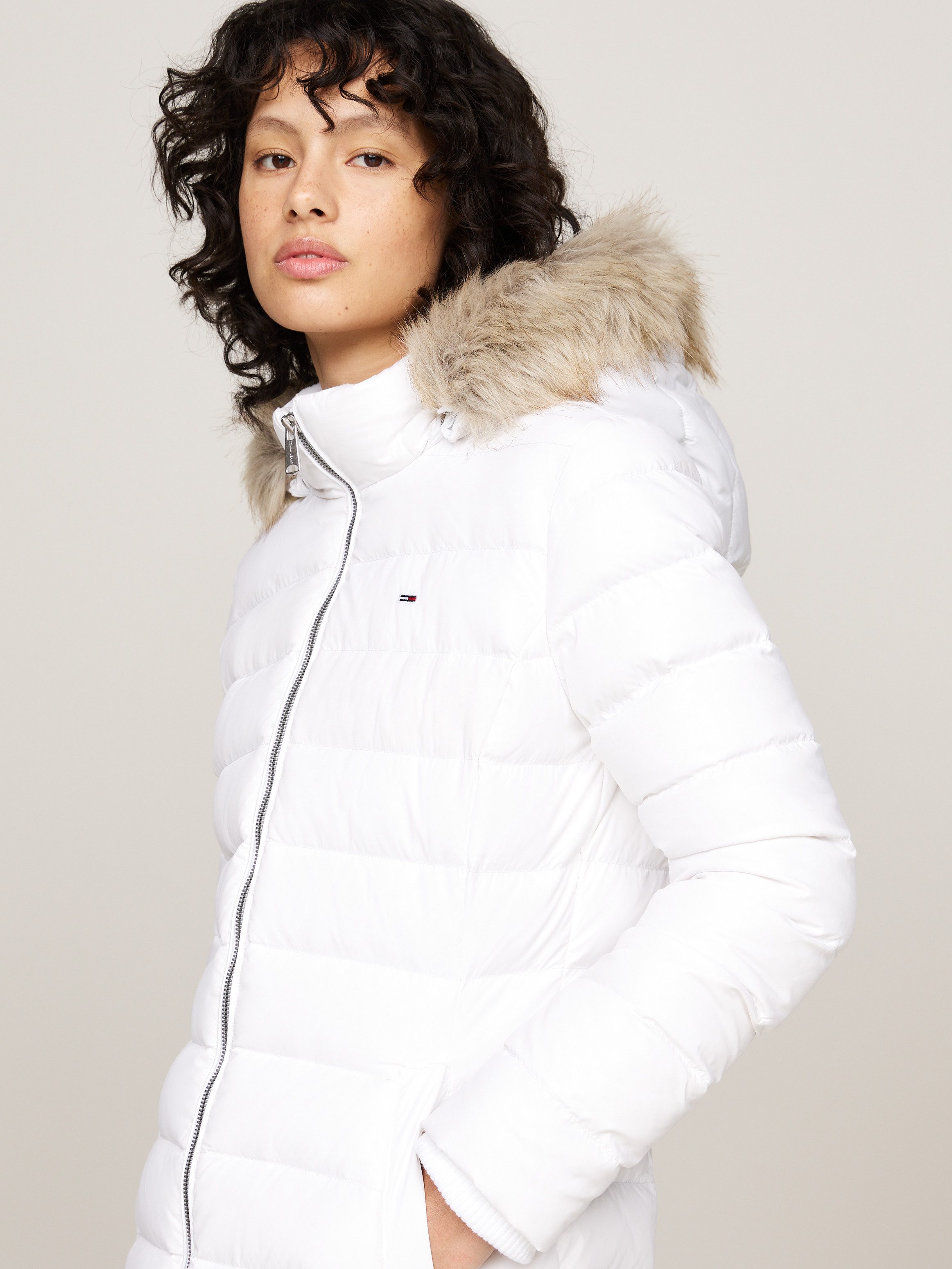 Tommy Jeans Steppmantel TJW ESSENTIAL HOODED DOWN COAT mit Fellimitat, Logostickerei