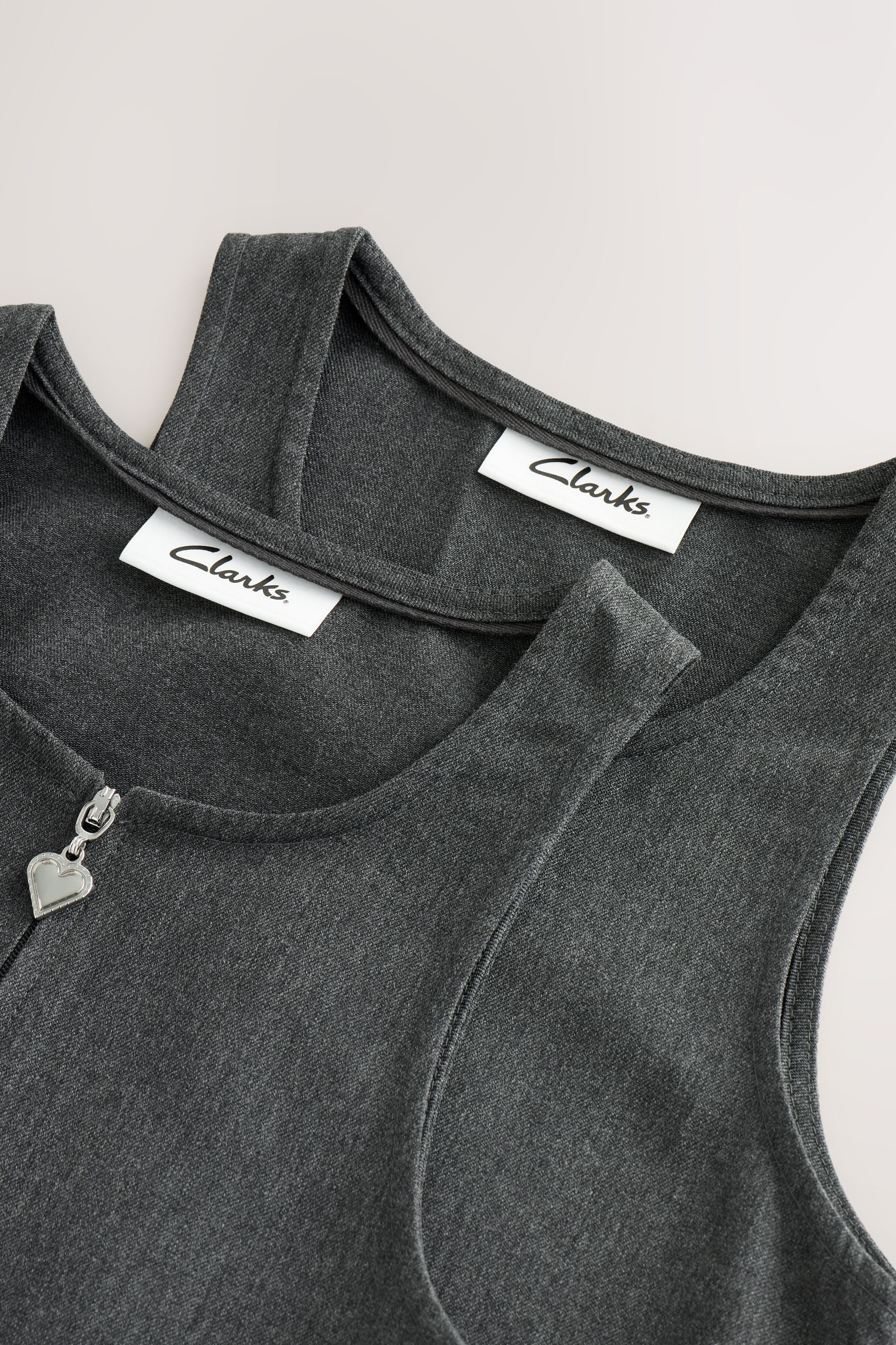 Clarks Plisseekleid Clarks Girls Trägerkleid mit RV vorne, 2er-Pack (2-tlg)
