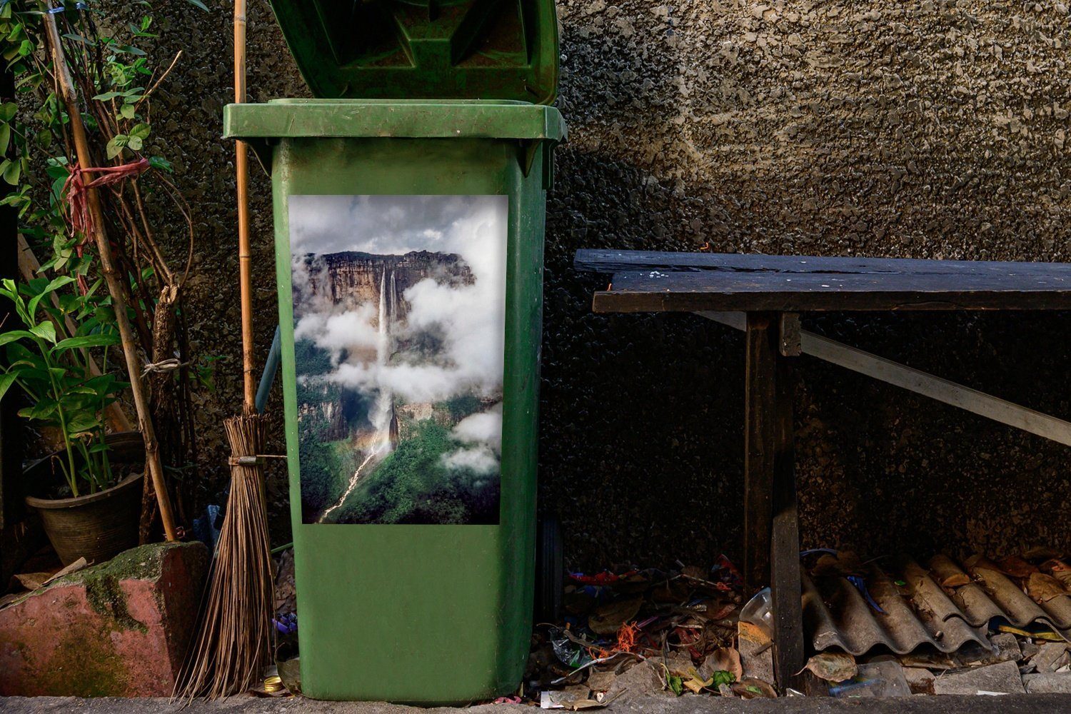 MuchoWow Wandsticker Container, (1 Sticker, Mülleimer-aufkleber, Wolken umgeben Mülltonne, des die Landschaft Canaima-Nationalparks St), Abfalbehälter