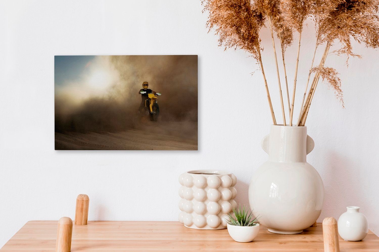 auf Leinwandbild St), Aufhängefertig, Wandbild 30x20 Staubwolke, Ein in Motorrad gelben einem Leinwandbilder, OneMillionCanvasses® Mann einer cm Wanddeko, (1