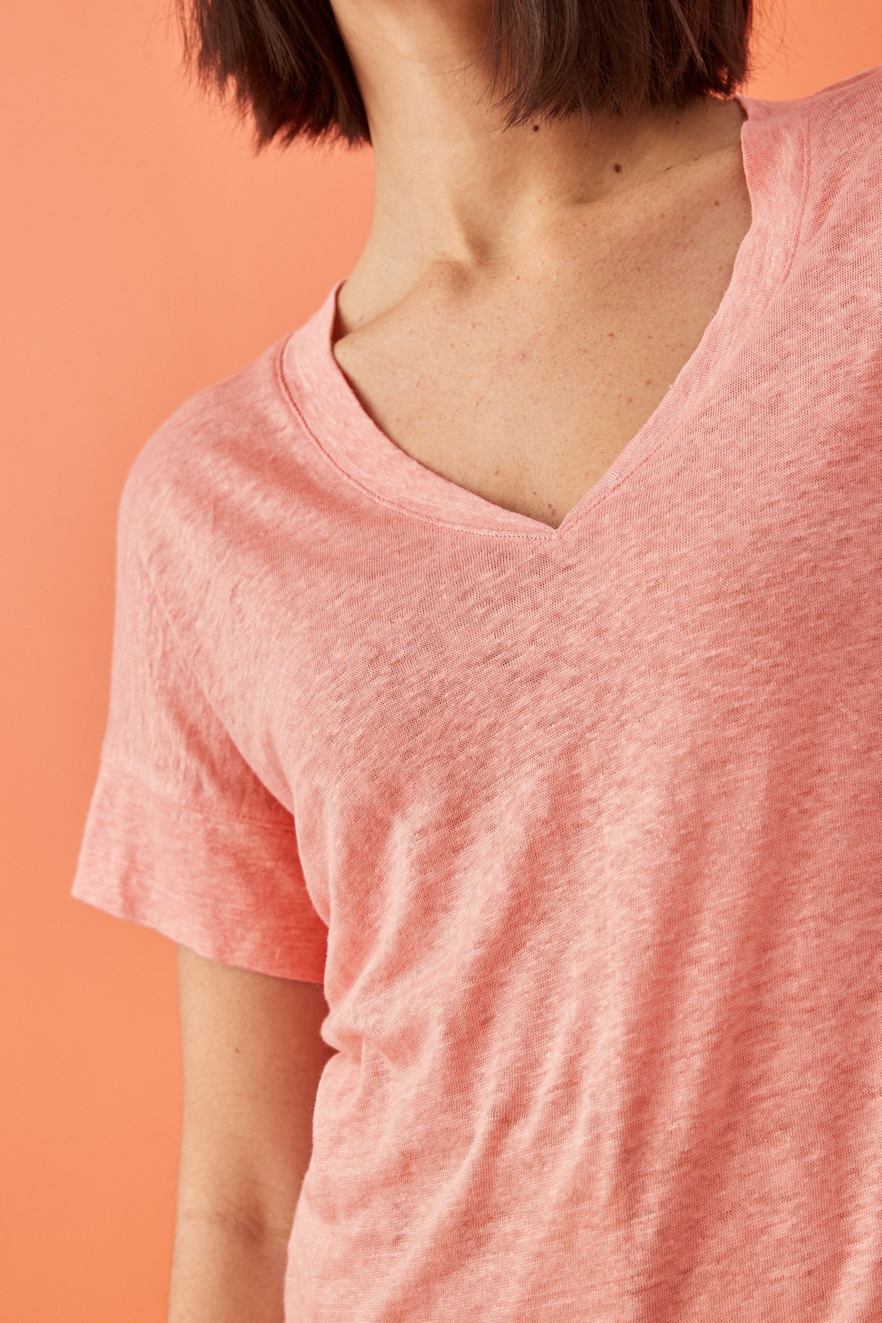 Leinen T-Shirt V-Ausschnitt T-Shirt Hochwertiges (1-tlg) Pink aus Next mit