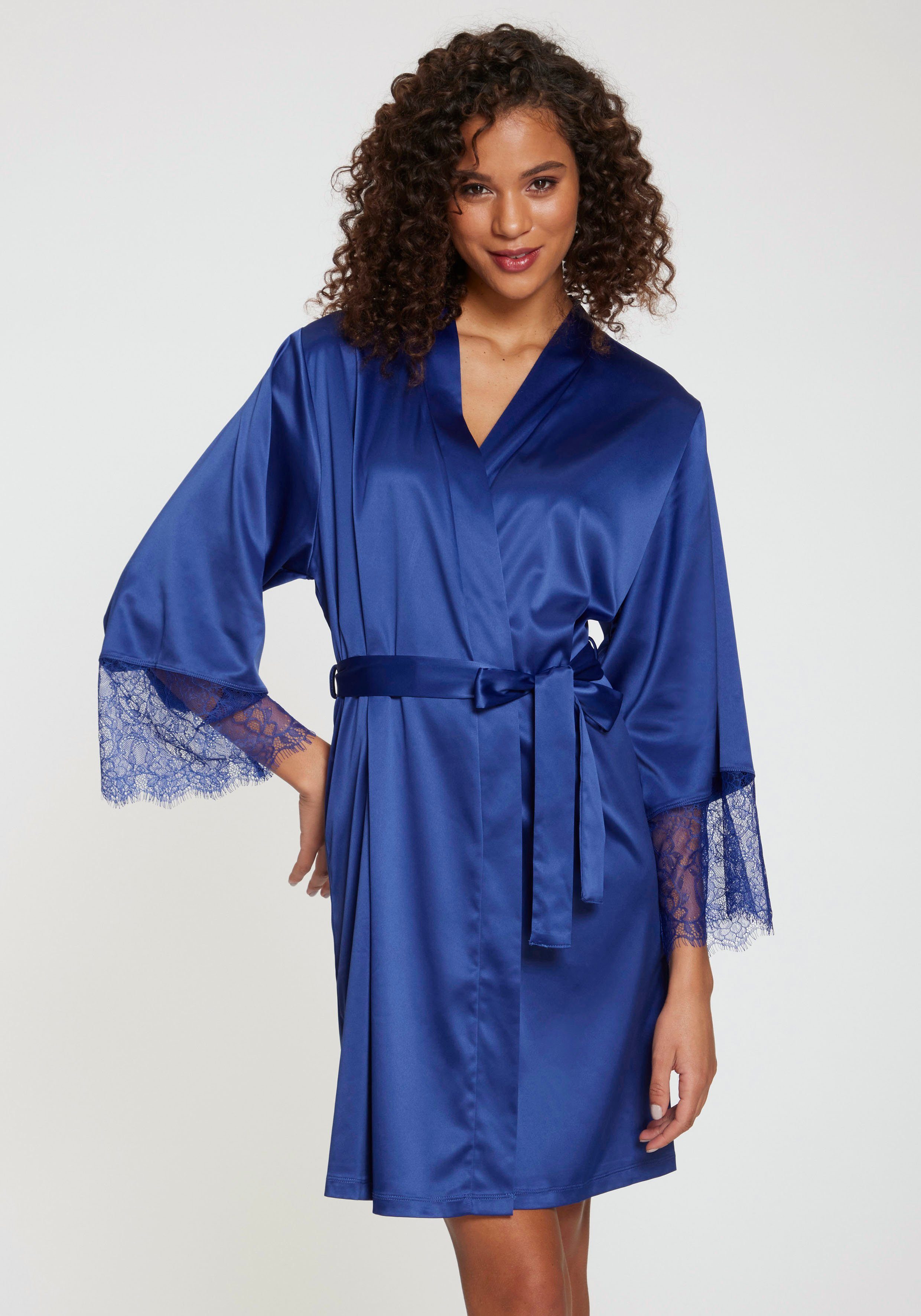 LASCANA Kimono, Kurzform, Satin, Gürtel, mit Spitze an den Ärmeln. € 49,99