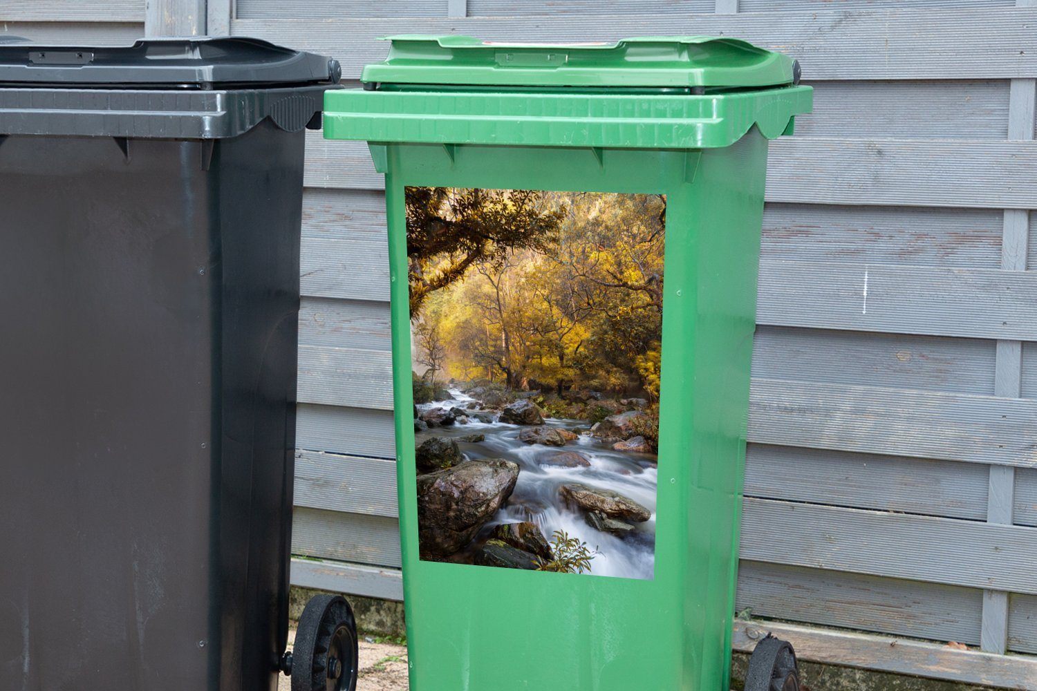 Wasserfall Sticker, steile (1 des Der Klong-Lan-Nationalparks Mülltonne, im Wald St), Mülleimer-aufkleber, Container, Abfalbehälter MuchoWow an Wandsticker fließt