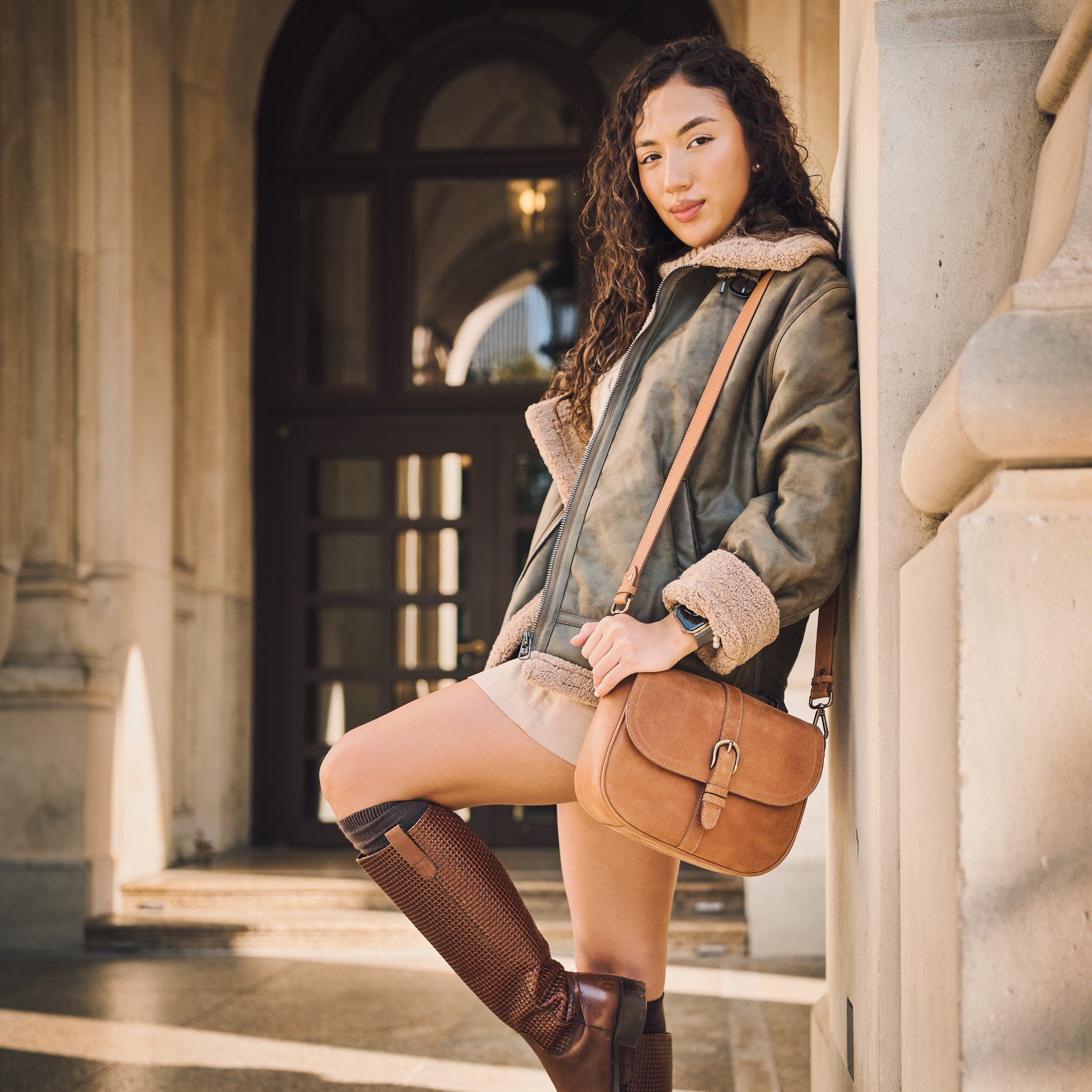 DRAKENSBERG Umhängetasche Satteltasche »Sara« Cognac-Braun, Damen Leder Handtasche mit viel Platz, handgemacht im Vintage-Design