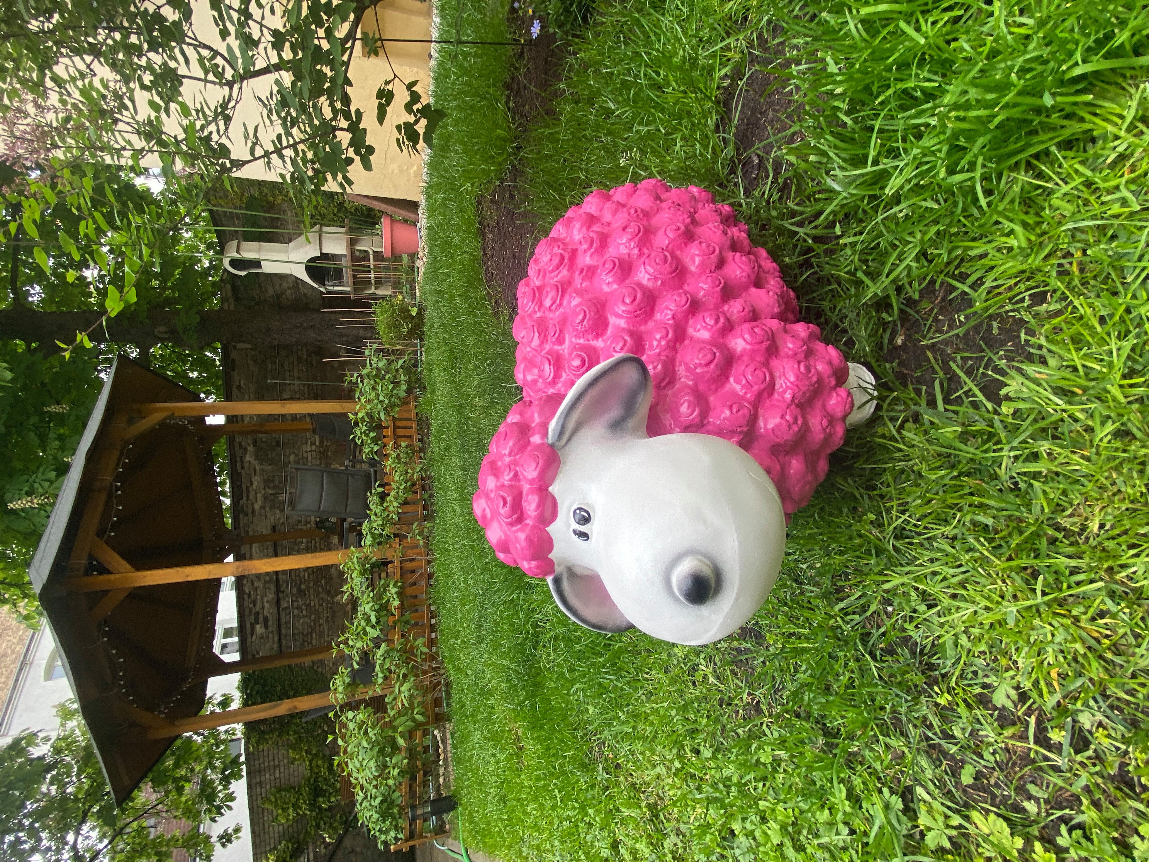 Schatzkiste1 Gartenfigur VIP Schaf Dekoschaf Witziges Schaf Wetterfest Bunte Gartenfigur